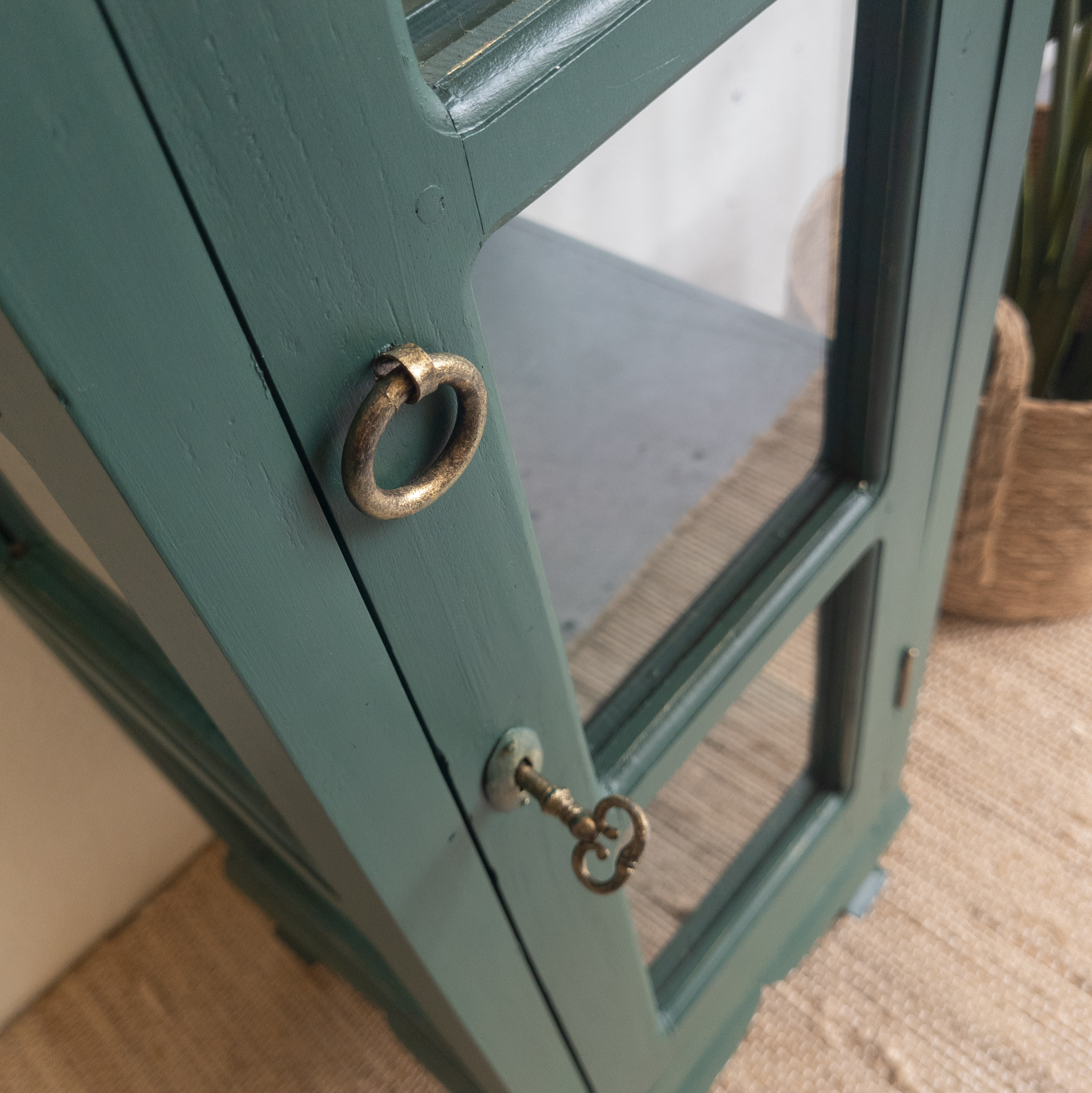 Uniek vitrinekastje geverfd door goed gestyled met Fusion Mineral Paint Pressed Fern flessen groen