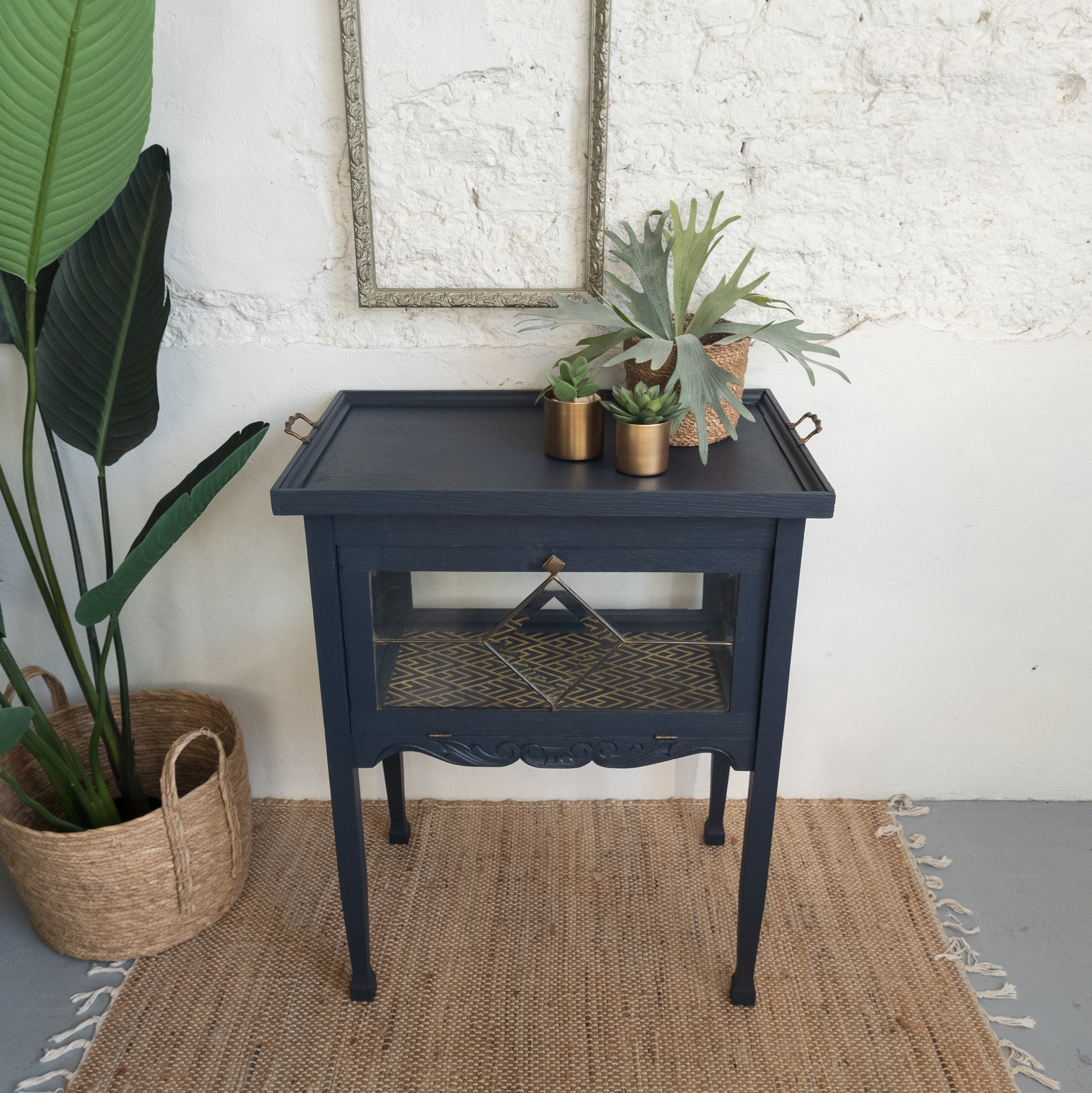 Theekastje Donker blauw, Midnight Blue Fusion Mineral Paint. Goed gestyled Brielle Geo diamond transfer van Redesign with pri