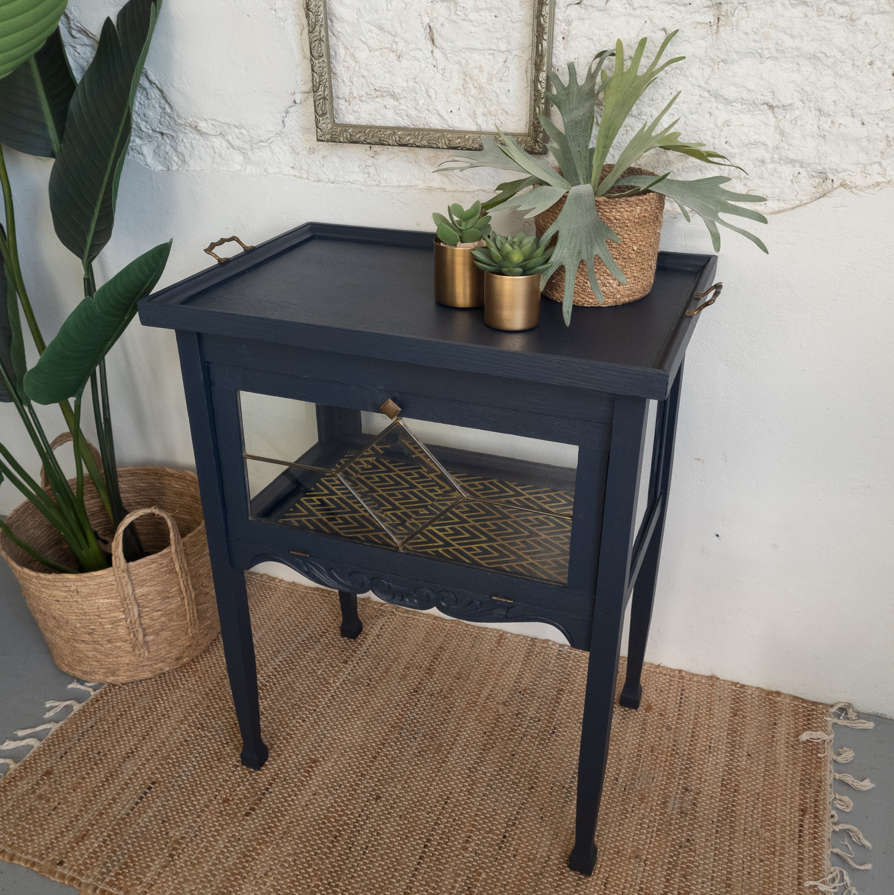 Theekastje Donker blauw, Midnight Blue Fusion Mineral Paint. Goed gestyled Brielle Geo diamond transfer van Redesign with pri