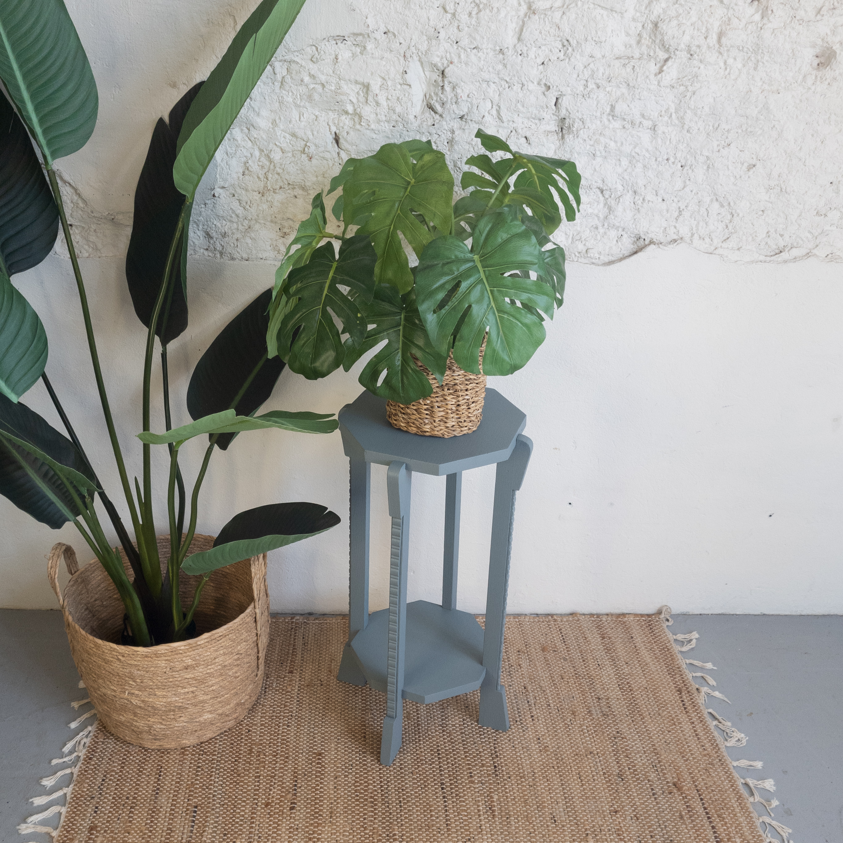 Leuke plantentafel opgeknapt door goed gestyled met Fusion Mineral Paint Blue Pine