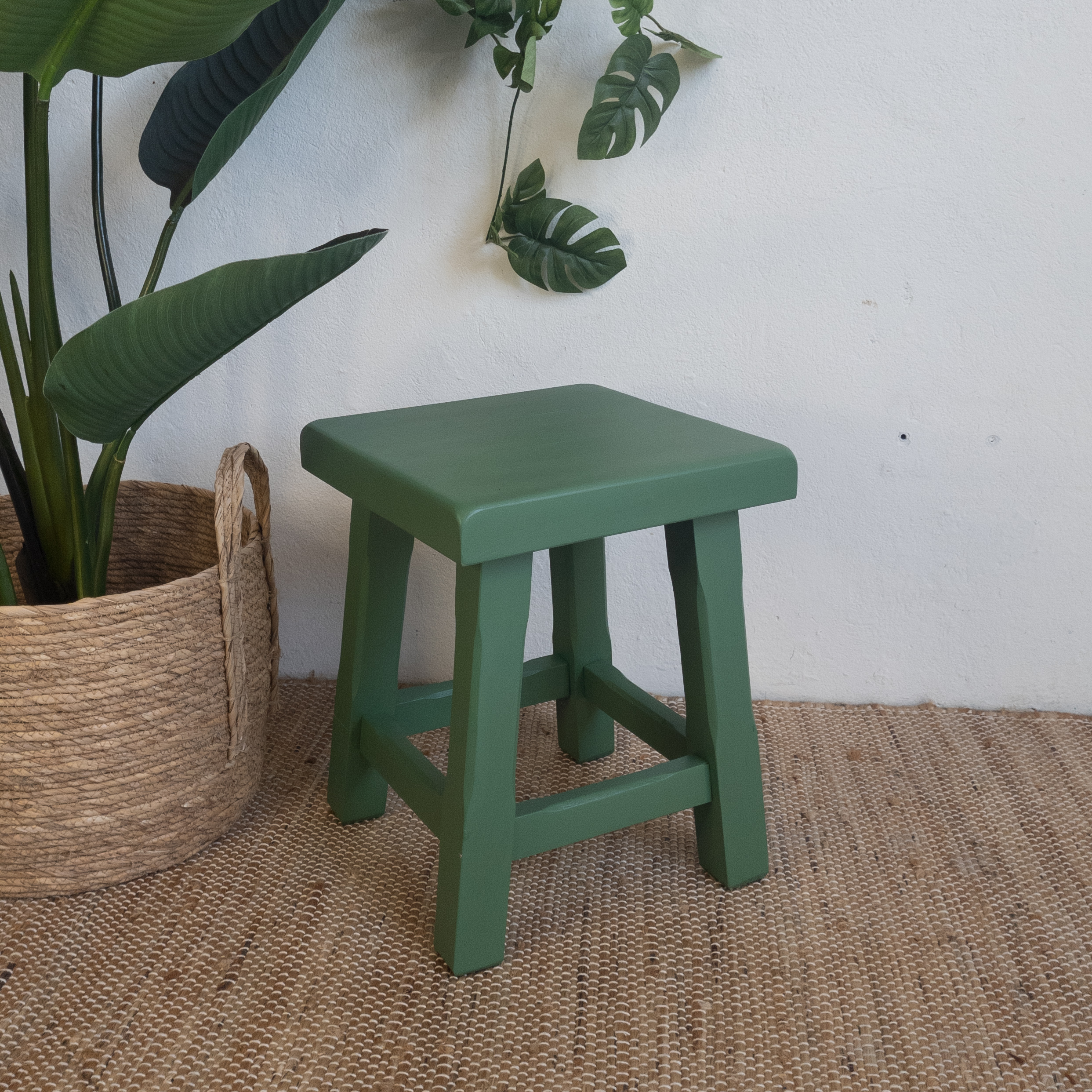 Eikenhouten tafeltje geverfd door goed gestyled met Fusion Mineral Paint in de frisse groene kleur Park Bench