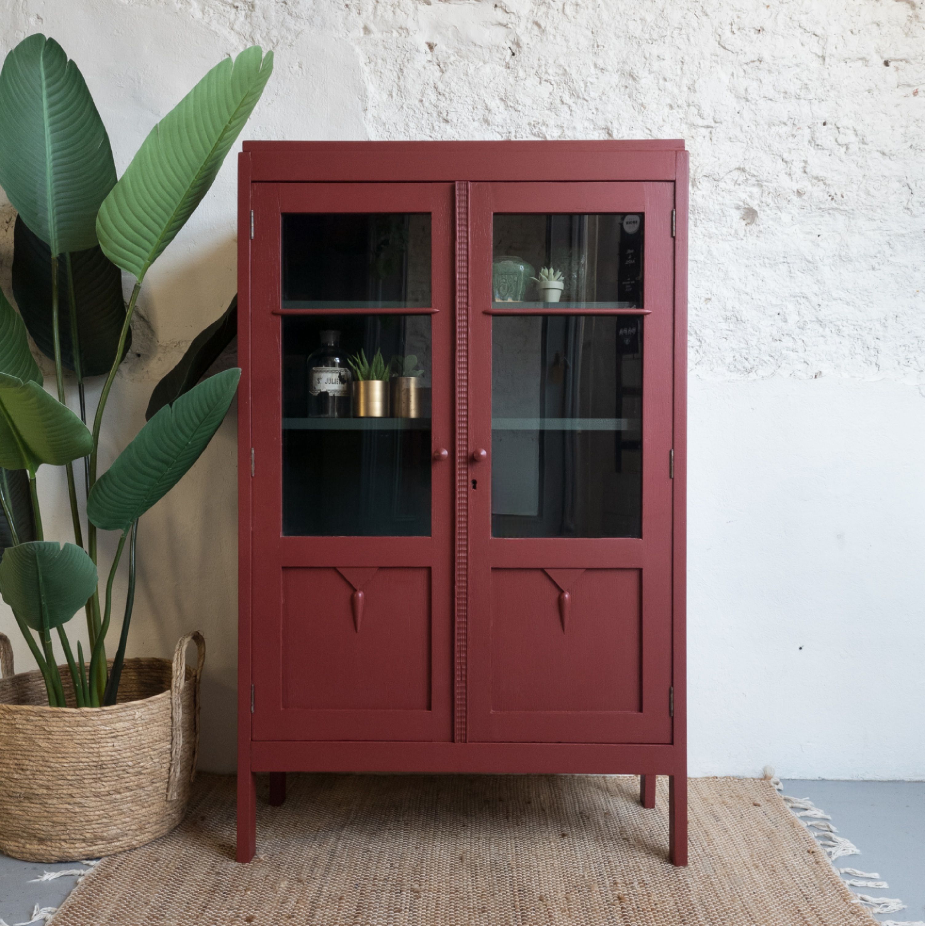 Vintage vitrinekast geschilderd door goed gestyled met Fusion Mineral Paint Higlander rood en Manor green donkergroen