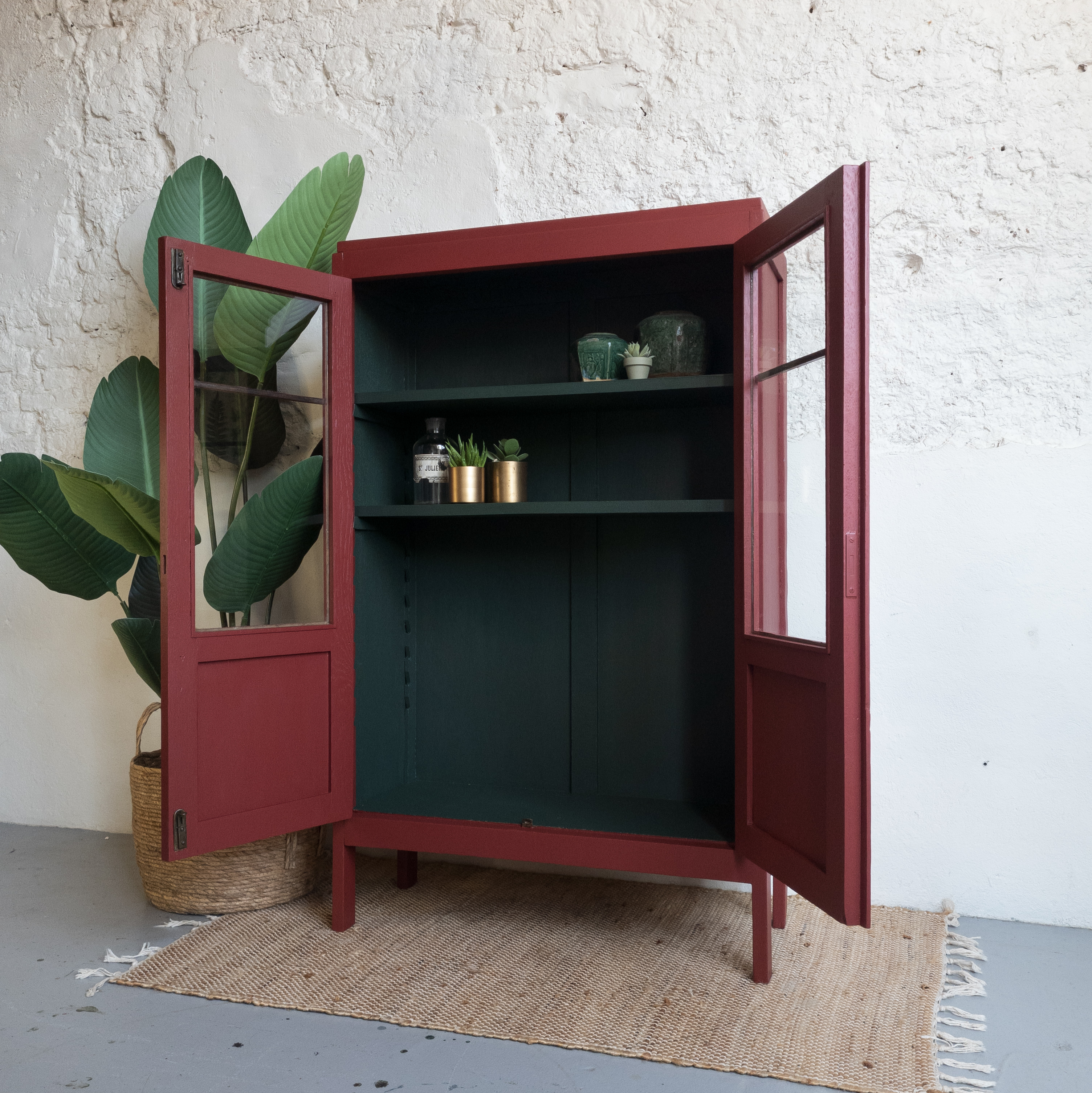 Vintage vitrinekast geschilderd door goed gestyled met Fusion Mineral Paint Higlander rood en Manor green donkergroen