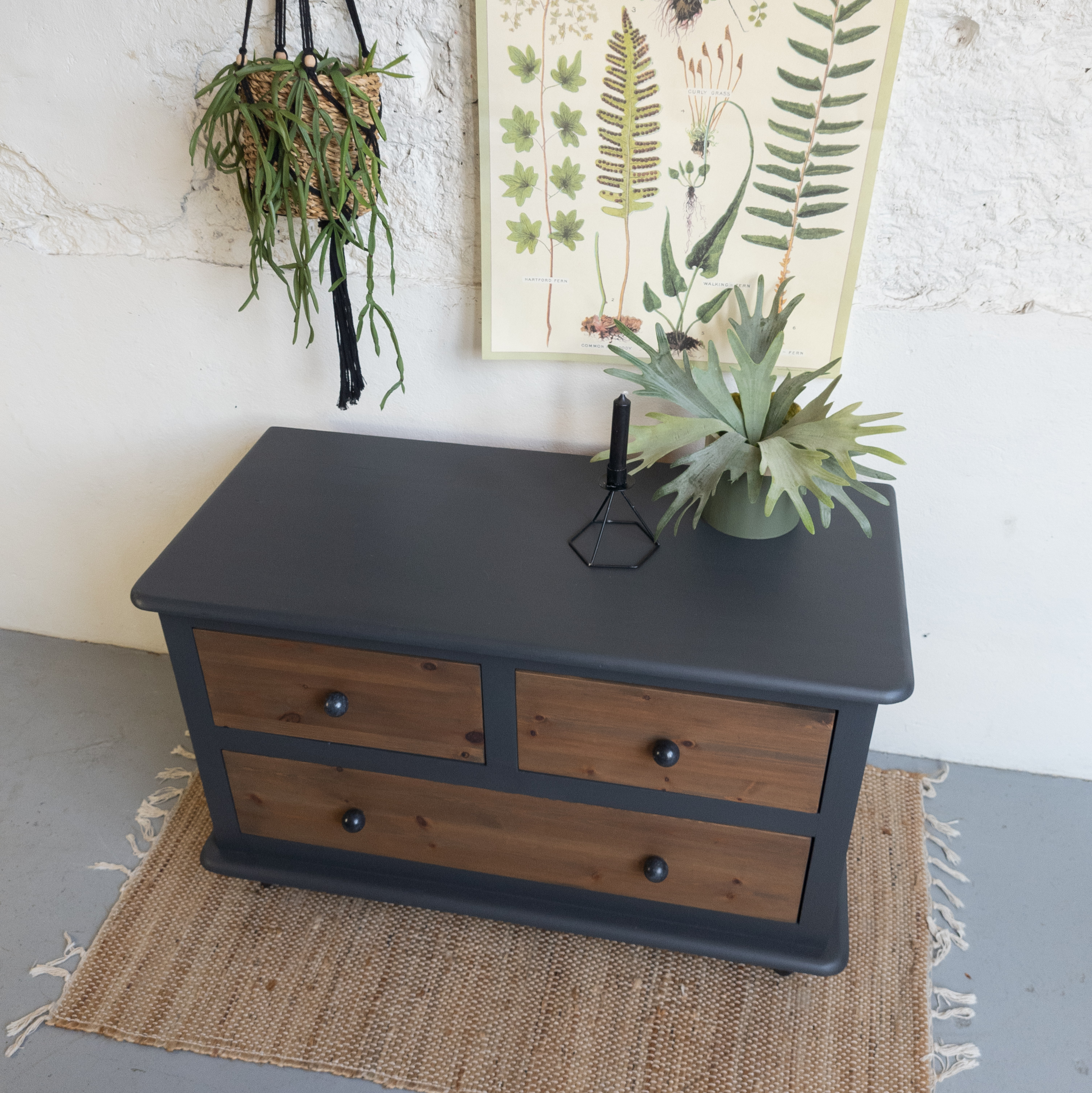 stoere ladekast opgeknapt met Fusion Mineral Paint Ash Goed Gestyled brielle. stain and finising oil cappuccino
