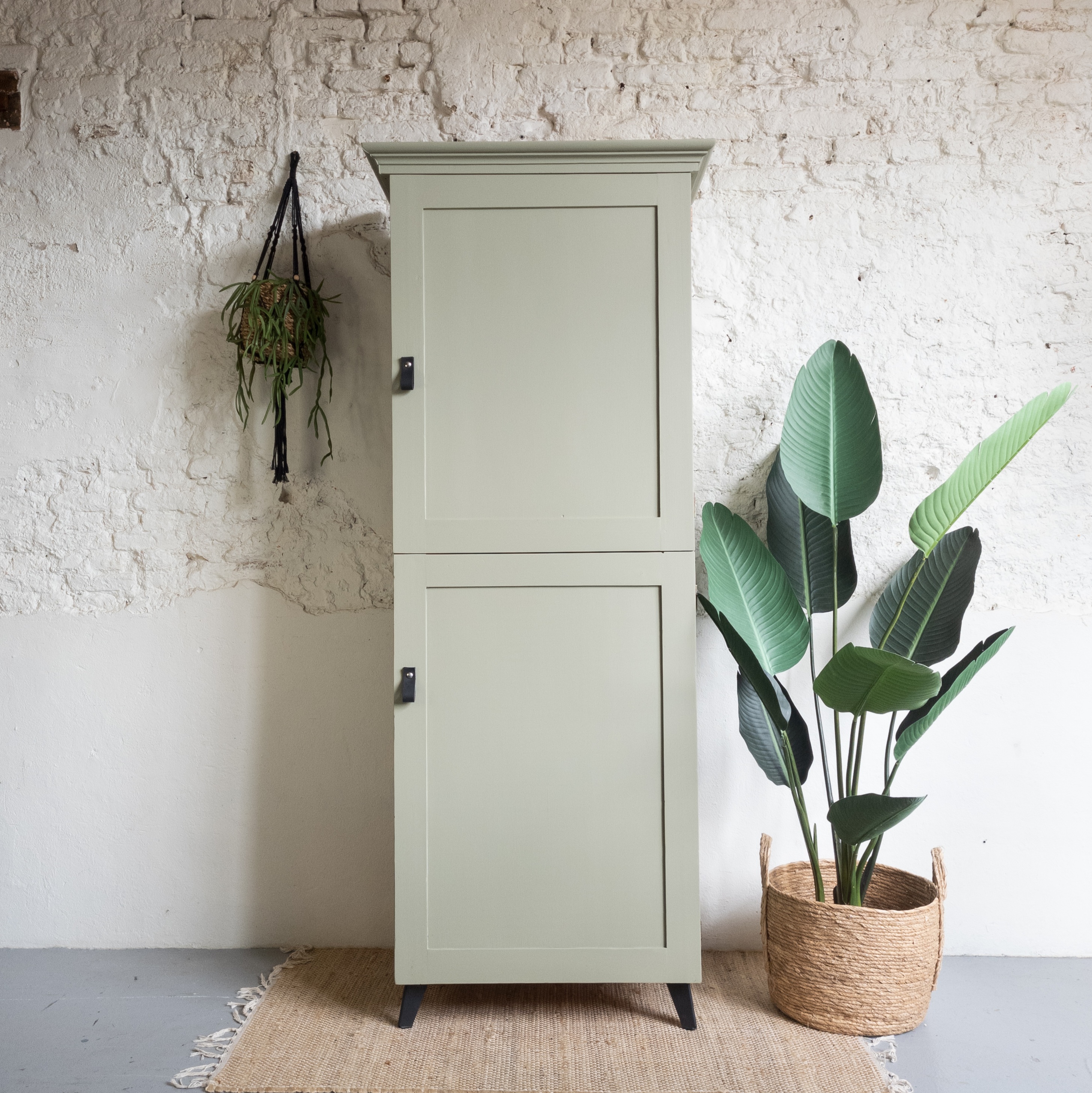 smalle hoge kast lichen groen Fusion mineral paint Goed Gestyled met lerenhandgrepen