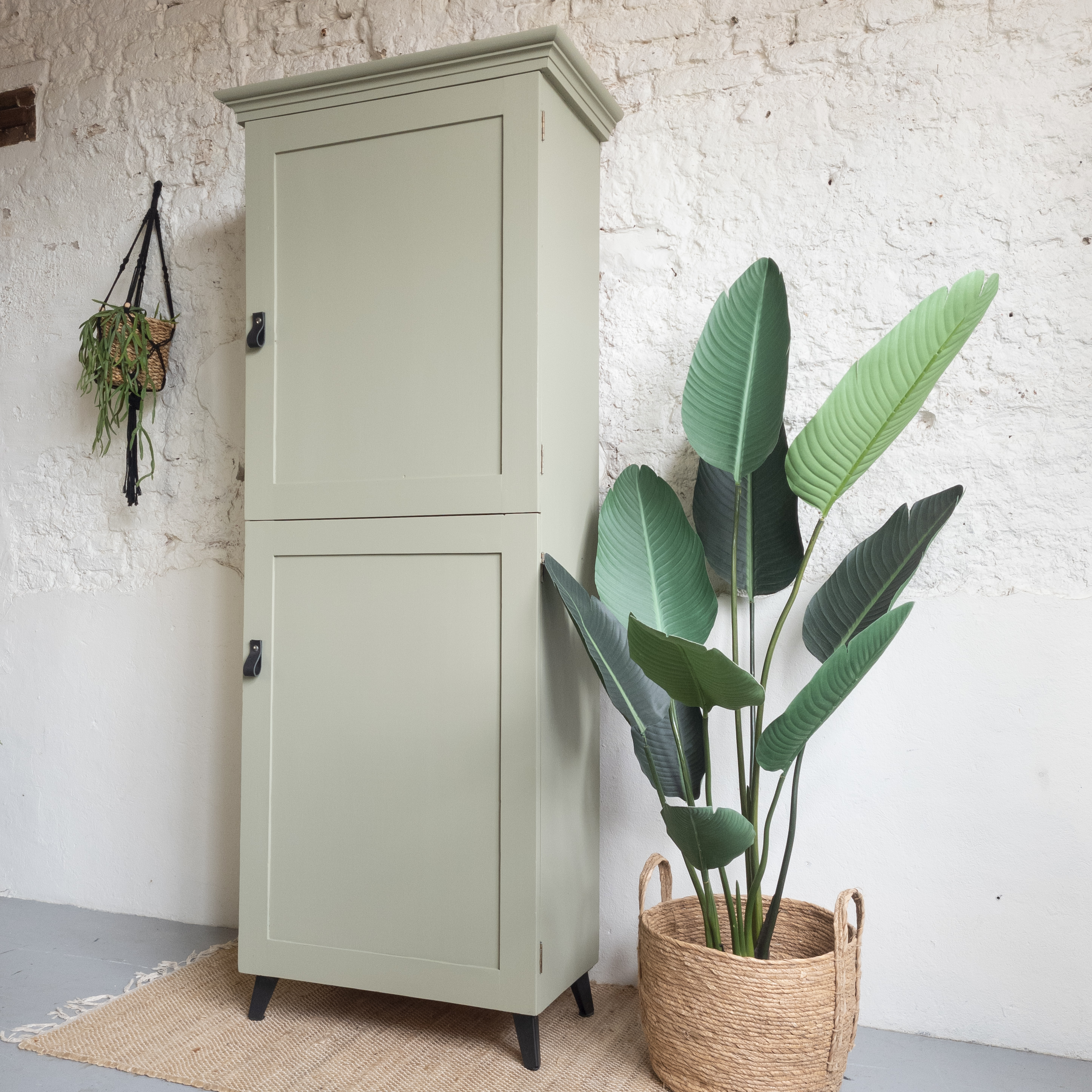 smalle hoge kast lichen groen Fusion mineral paint Goed Gestyled met lerenhandgrepen