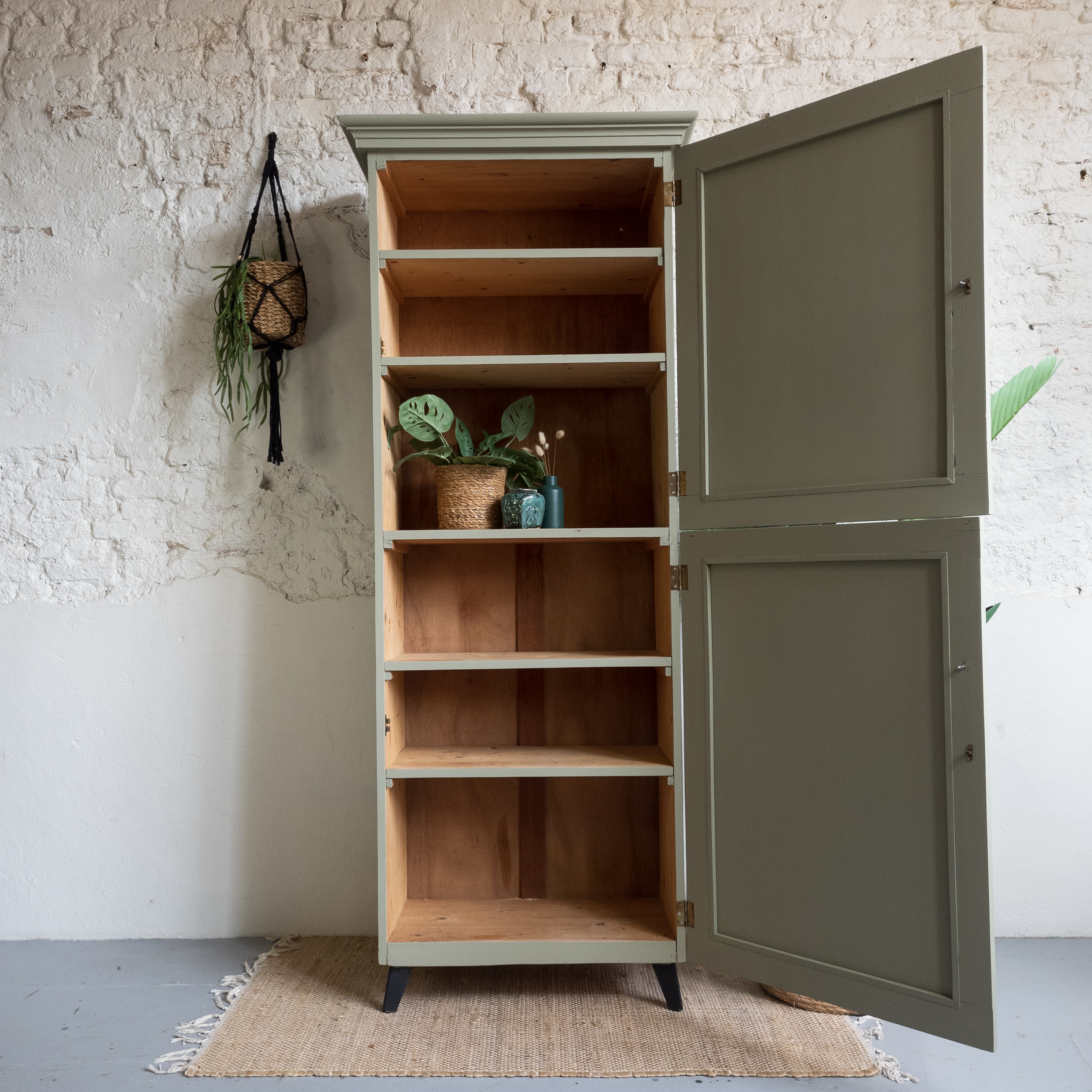 smalle hoge kast lichen groen Fusion mineral paint Goed Gestyled met lerenhandgrepen