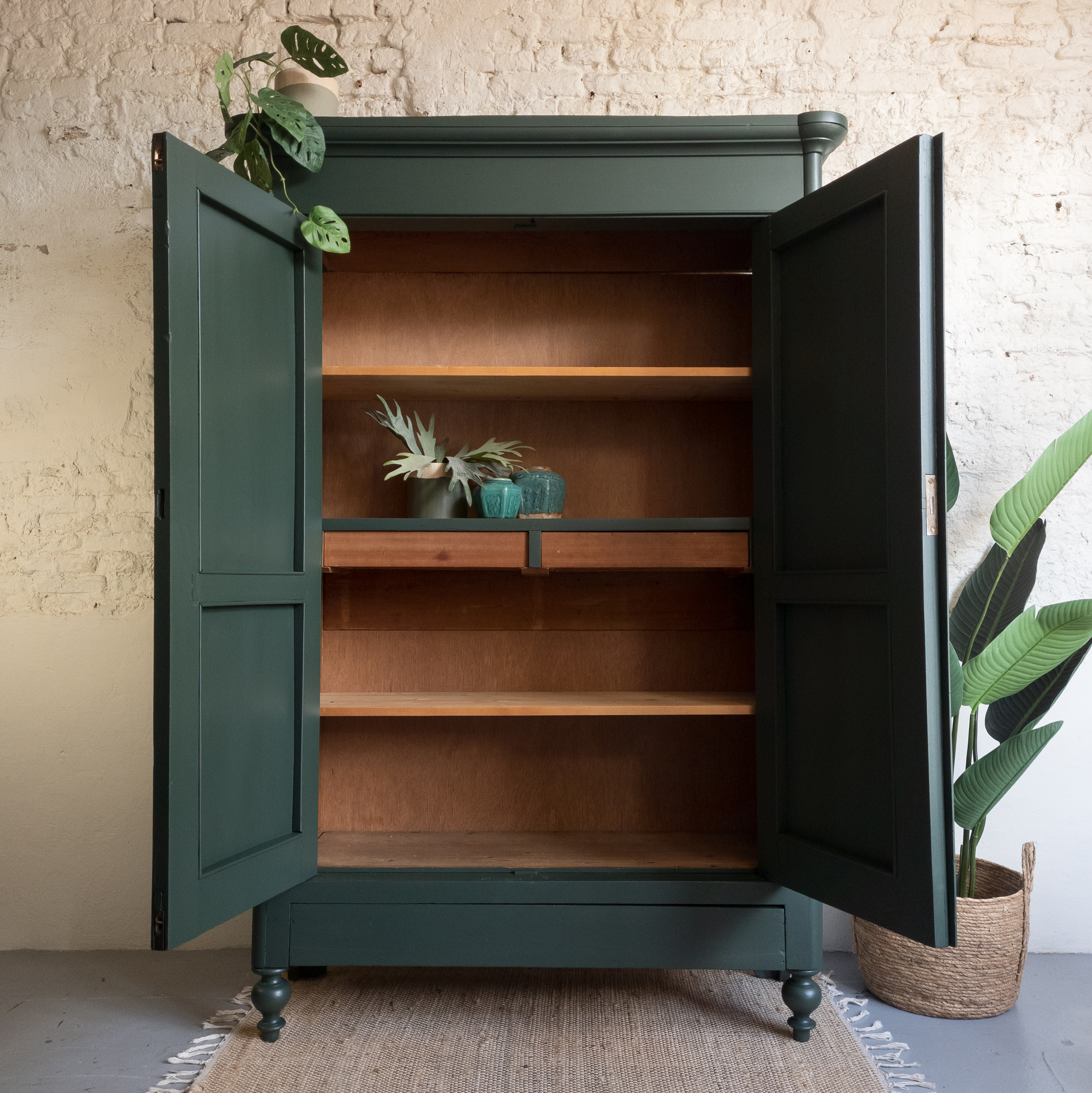 biedermeier meidenkast kast Manor green donkergroen Fusion Mineral Paint matte verf Goed Gestyled Brielle