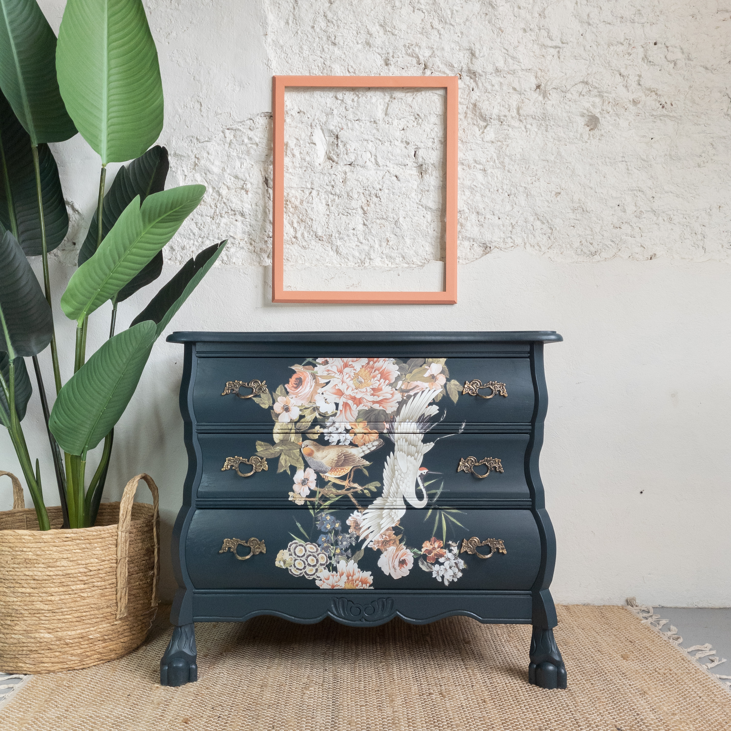 Buikkastje Elegance & Flowers bloemen en kraanvogels geschilderd met fusion mineral paint in de blauwe kleur Chestler goed ge