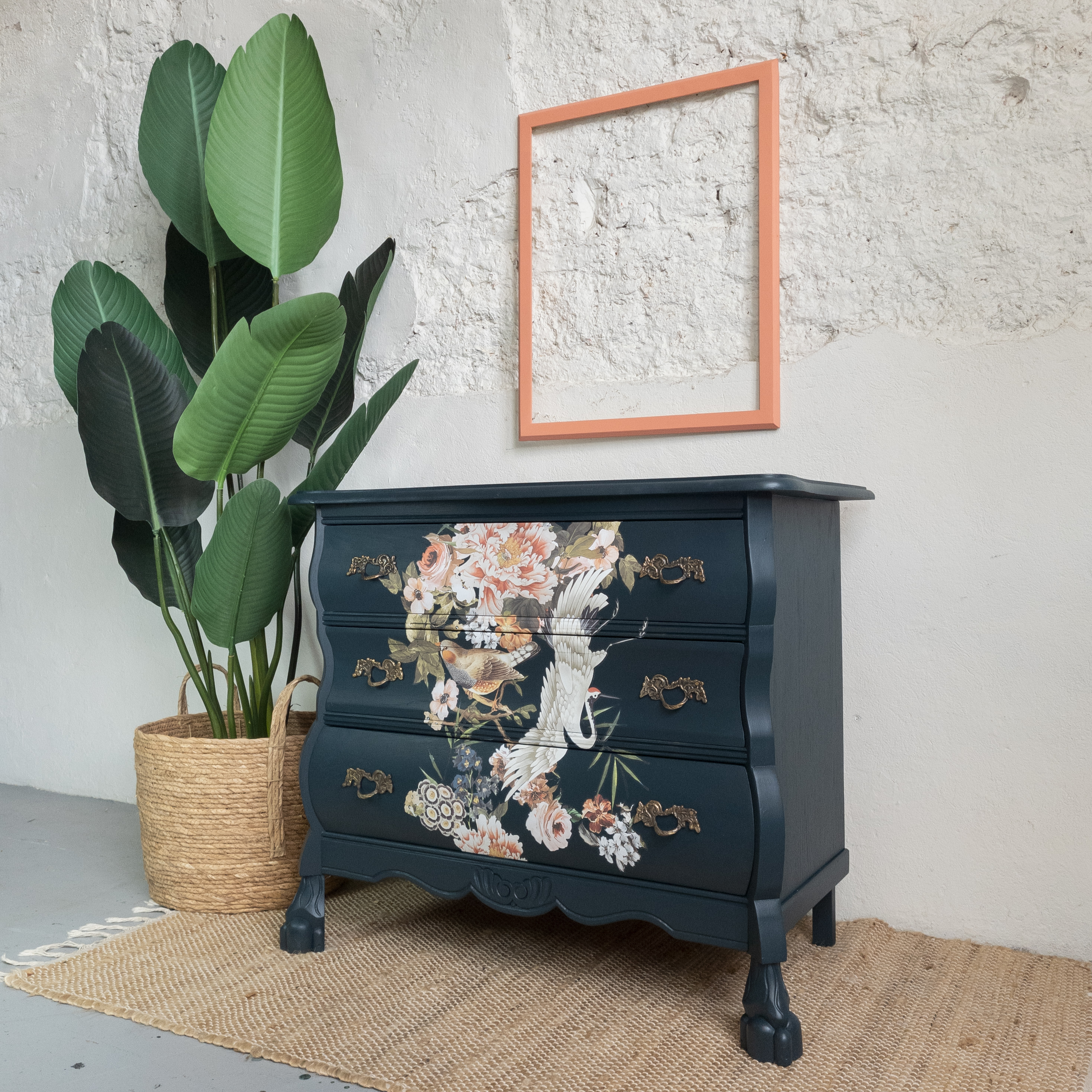 Buikkastje Elegance & Flowers bloemen en kraanvogels geschilderd met fusion mineral paint in de blauwe kleur Chestler goed ge