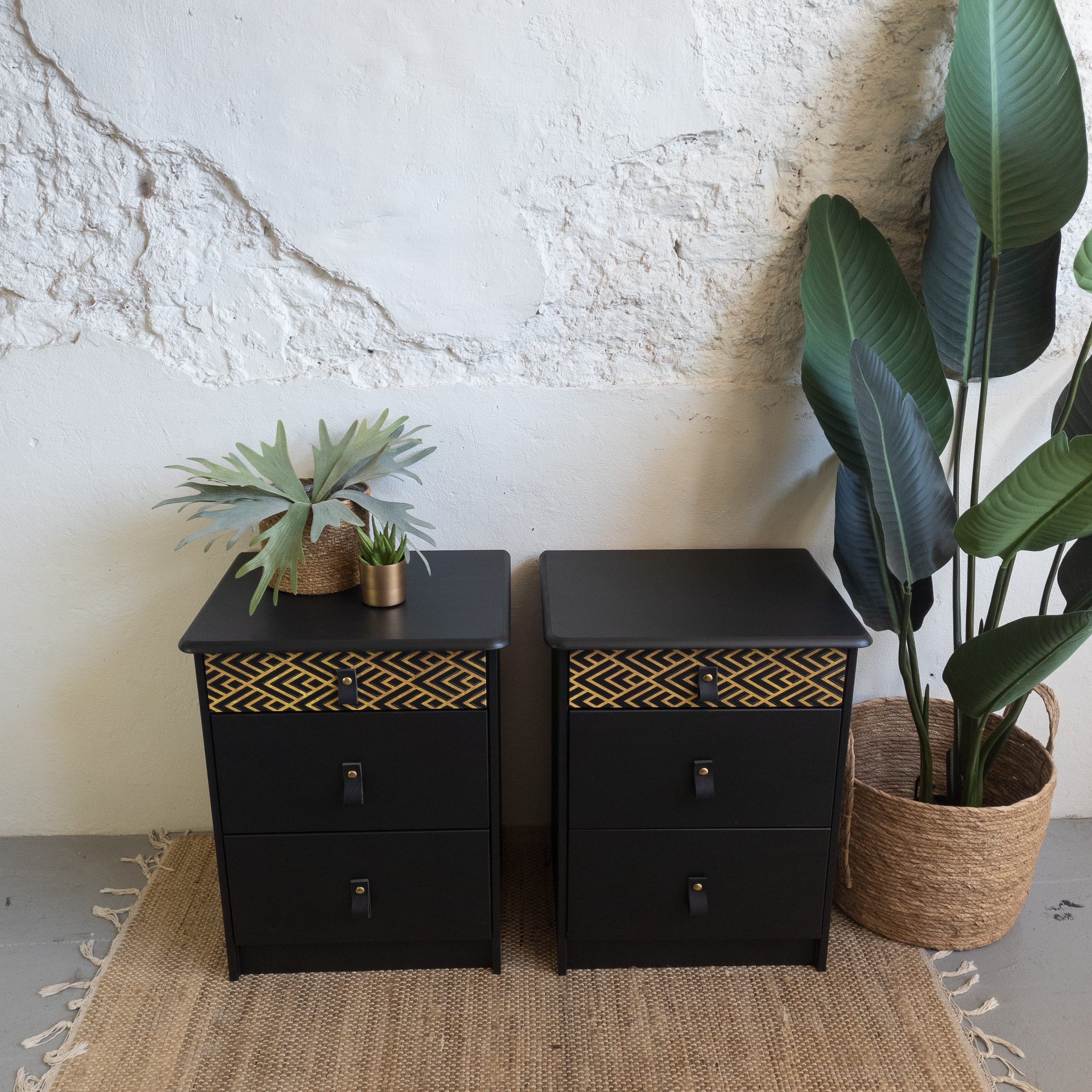 Nachtkasjes mat zwart coal black fusion mineral paint en geo diamand transfer transfer opgeknapt door Goed Gestyled uit Briel