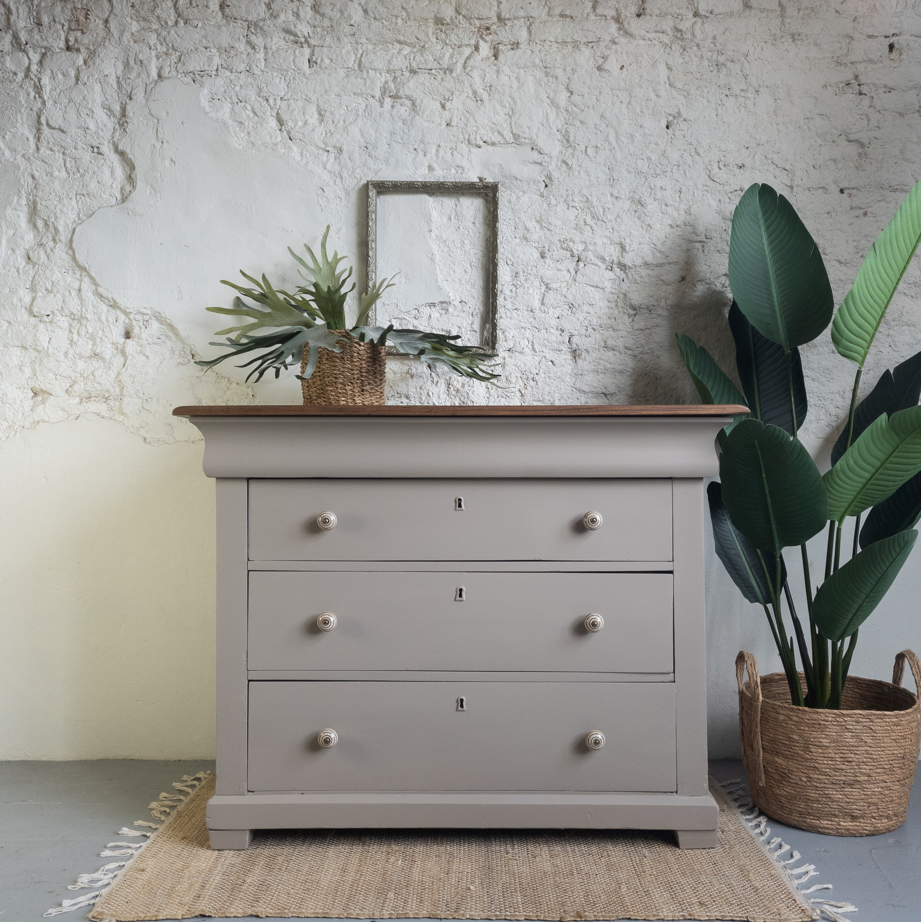 Stap ruimte Bloody Commode kast geschilderd met Fusion in de taupe kleur Algonquin