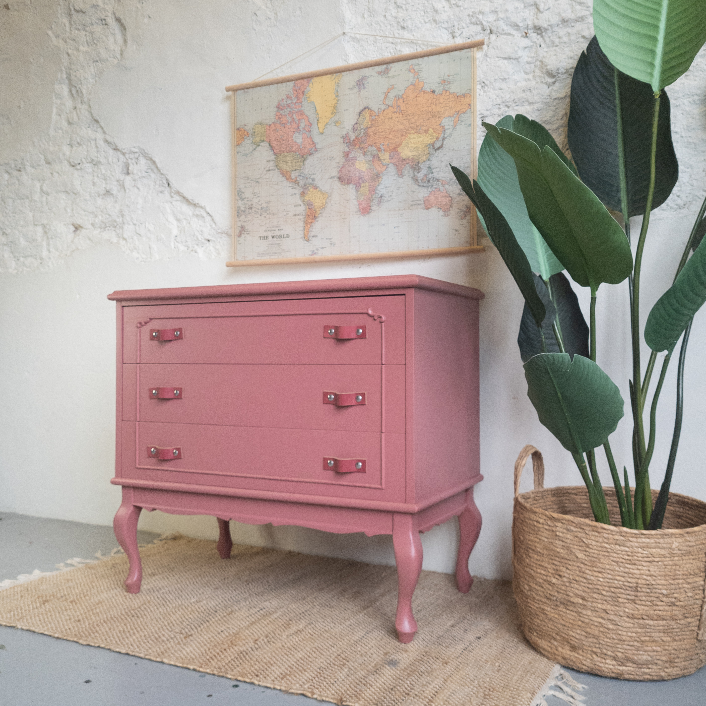 Ladekast pink met stoere lerenhandgrepen.Fusion Mineral Paint. opgeknapt goed gestyled briell