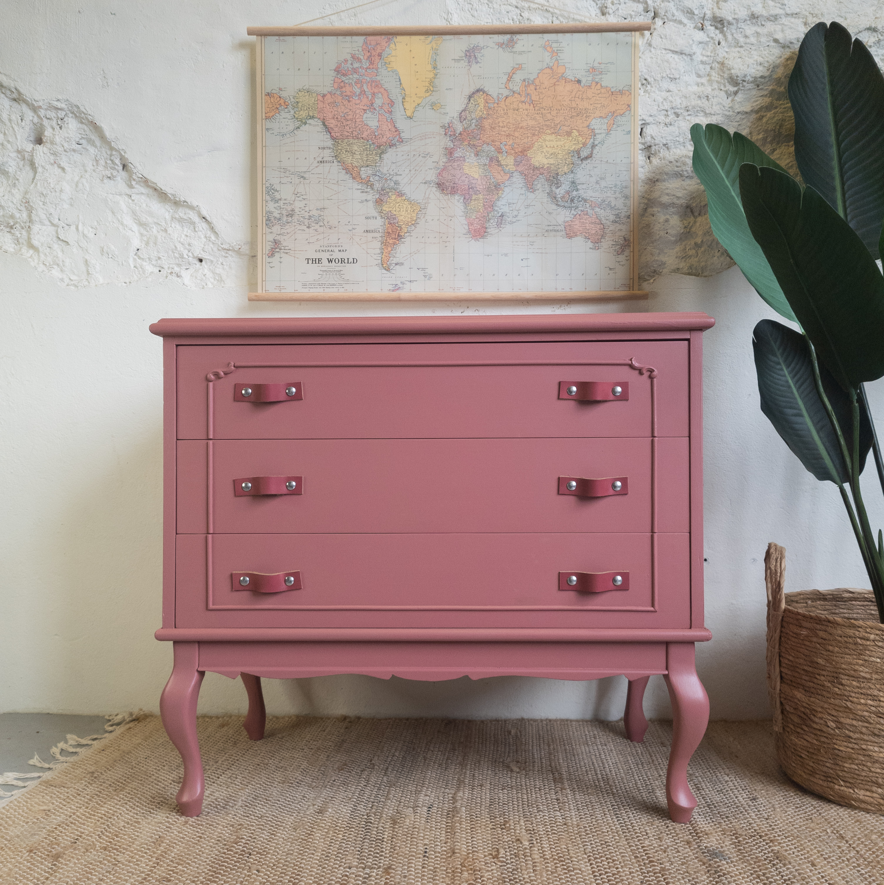 Ladekast pink met stoere lerenhandgrepen.Fusion Mineral Paint. opgeknapt goed gestyled briell