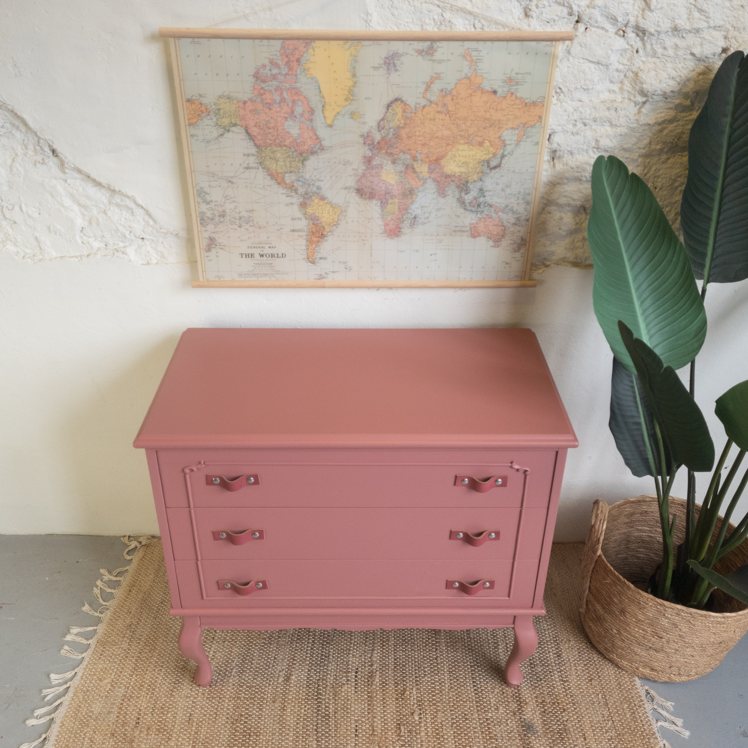 Doorweekt Kan niet lezen of schrijven pk Leuke roze ladekast met stoere lerenhandgrepen. Goed Gestyled Brielle