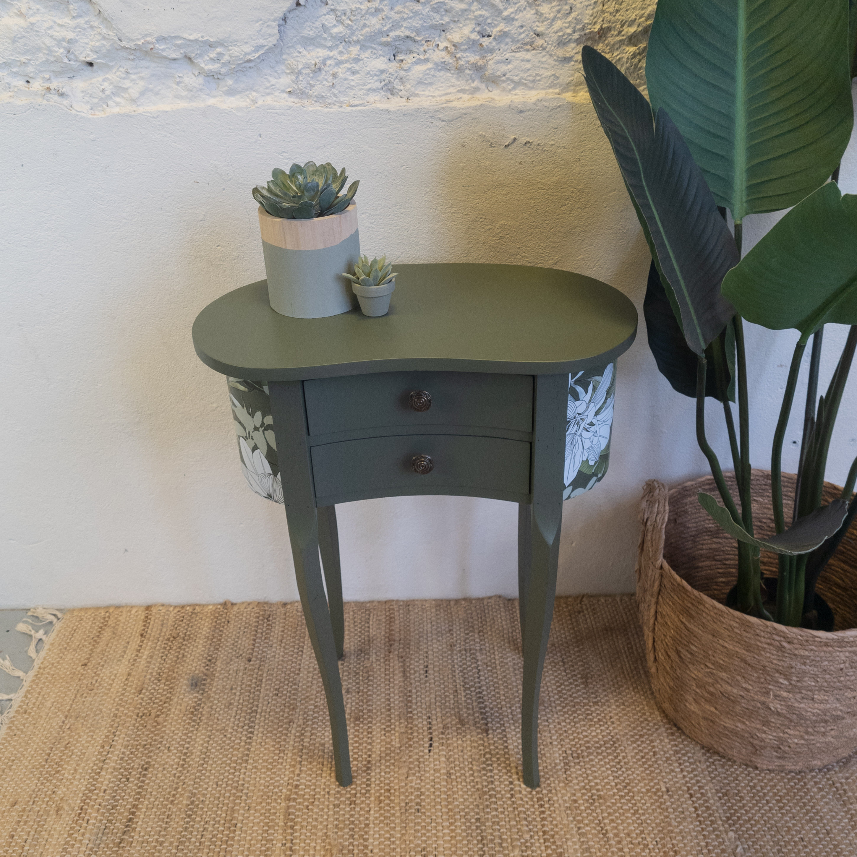 Botanisch kastje met de Peaceful garden transfer geschilderd met fusion mineral paint goed gestyled