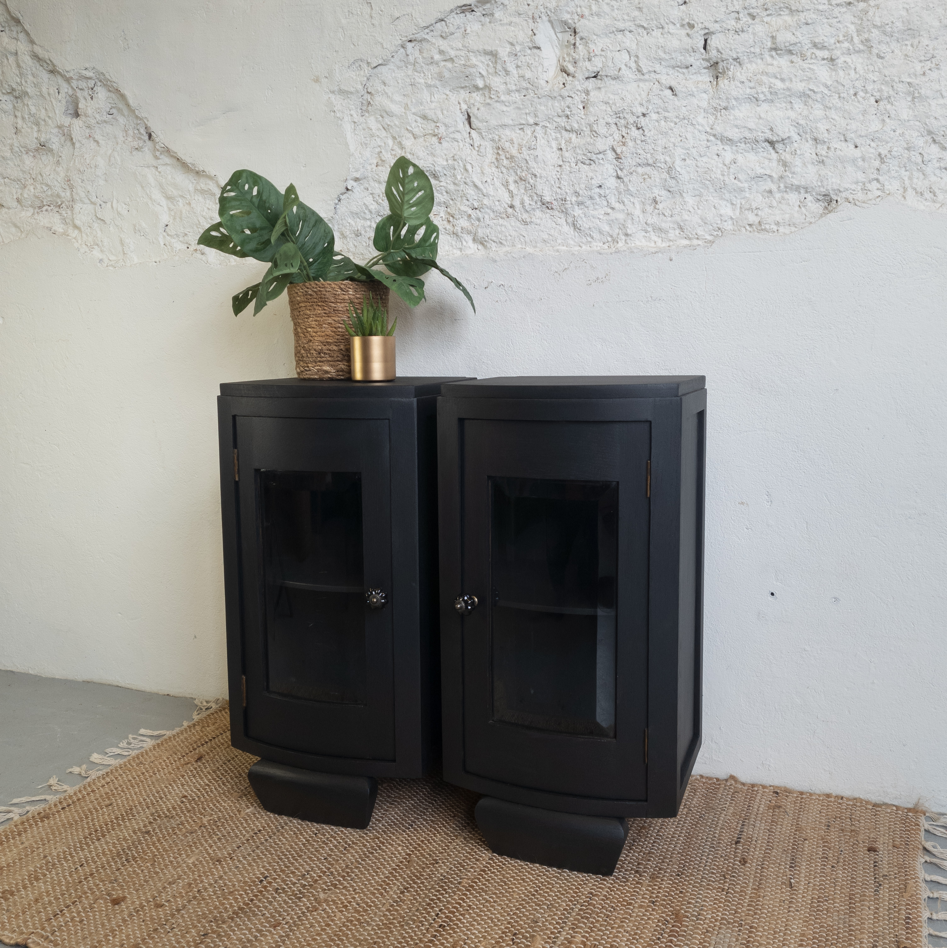 Nachtkasjes mat zwart coal black fusion mineral paint.  opgeknapt door Goed Gestyled uit Briel