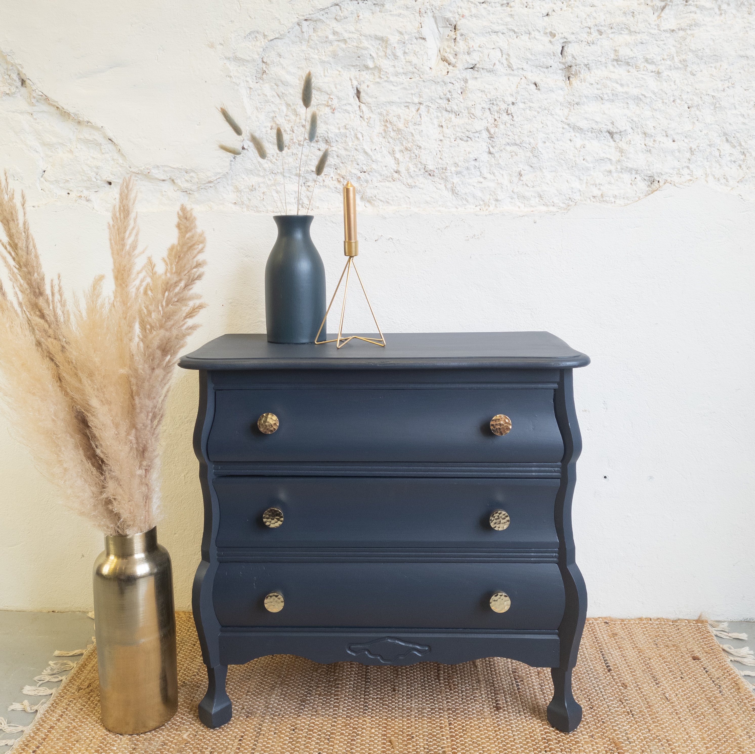 Buikkastje Midnight blue met goud kleurige knopjes. Fusion Mineral Paint. opgeknapt buikkastje door goed gestyled brielle. Fu