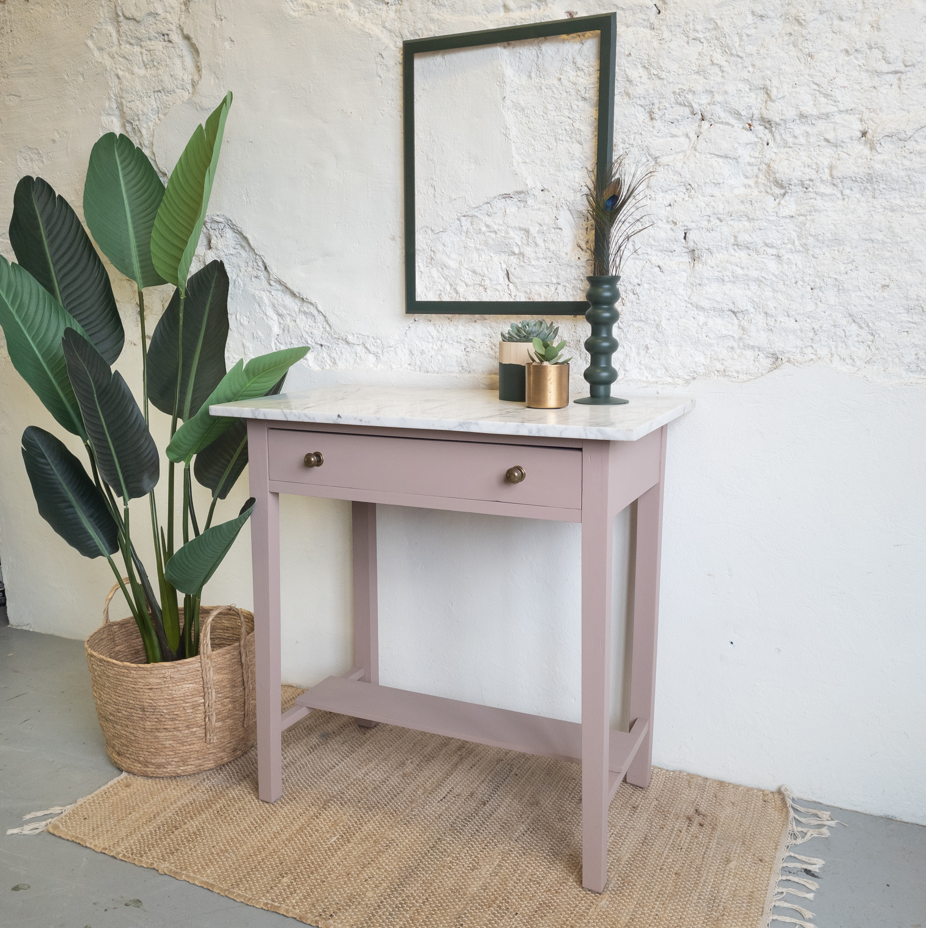 Tafeltje Damask roze met marberblad opgeknapt door Goed Gestyled brielle