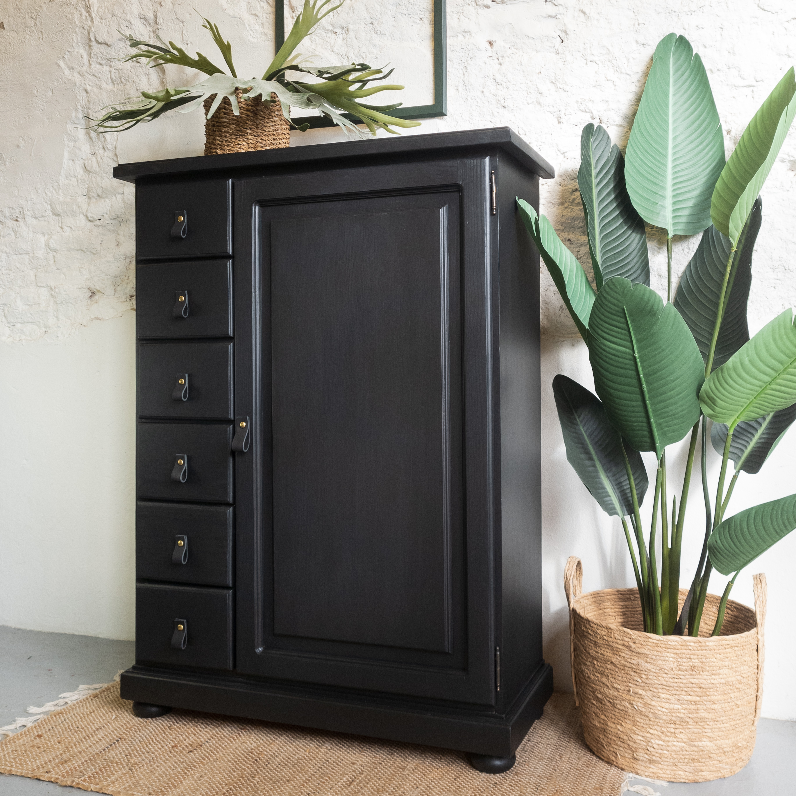 Meidenkast Coal Black zwart met lerenhandgrepen en vogel knopje Goed Gestyled Fusion mineral paint Brielle voorne aan zee