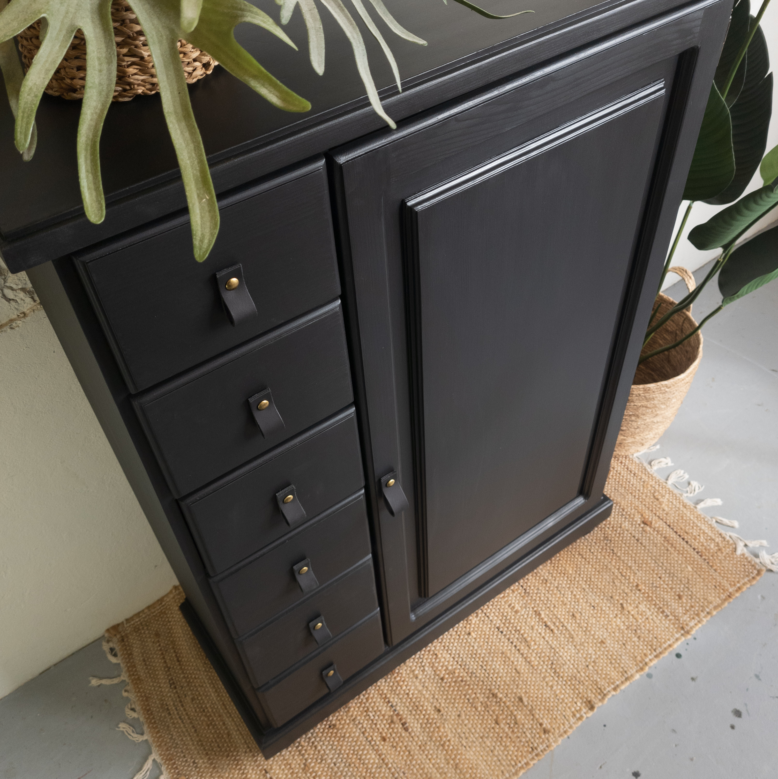 Meidenkast Coal Black zwart met lerenhandgrepen en vogel knopje Goed Gestyled Fusion mineral paint Brielle voorne aan zee