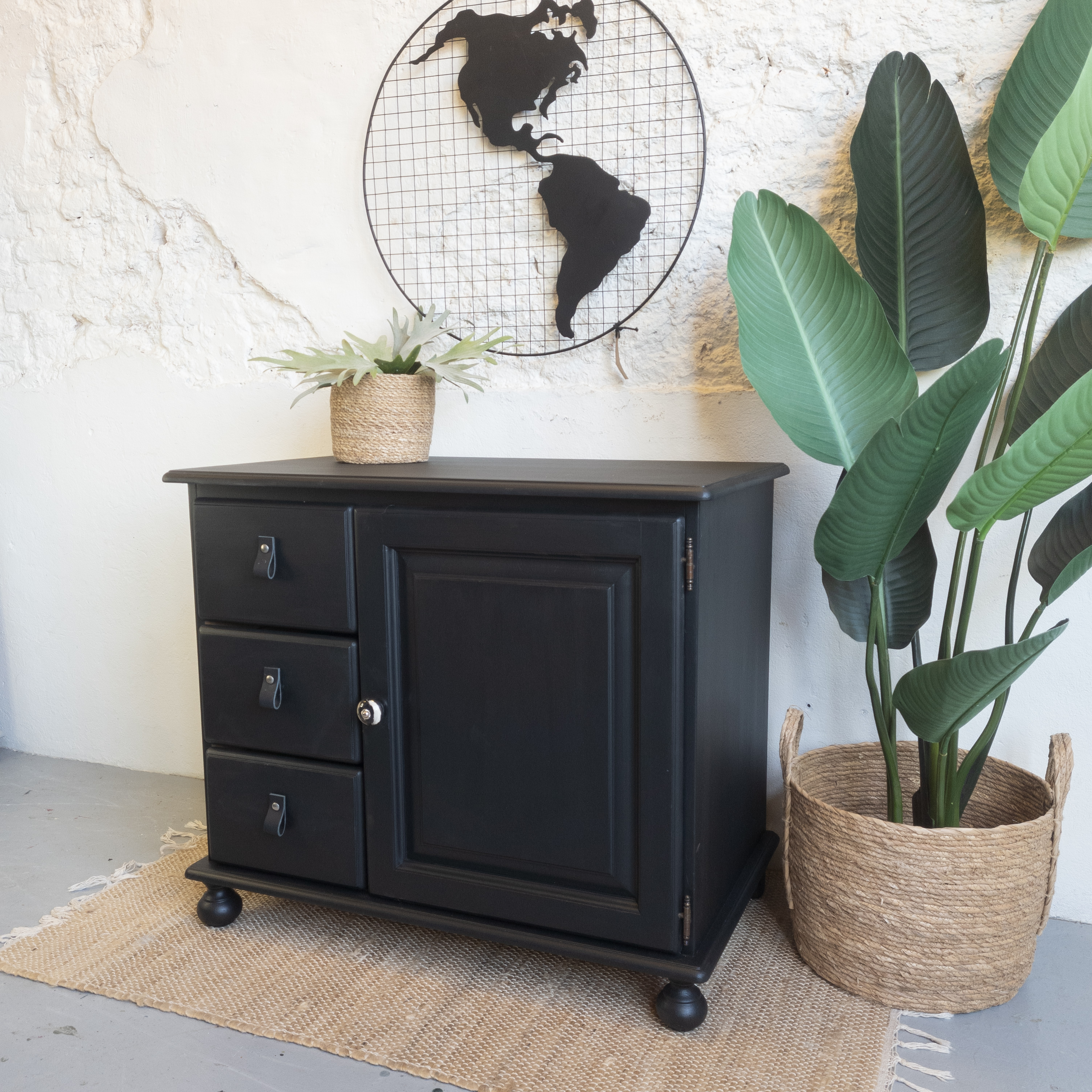 stoere kast opgeknapt met Fusion Mineral Paint Ash Goed Gestyled brielle.