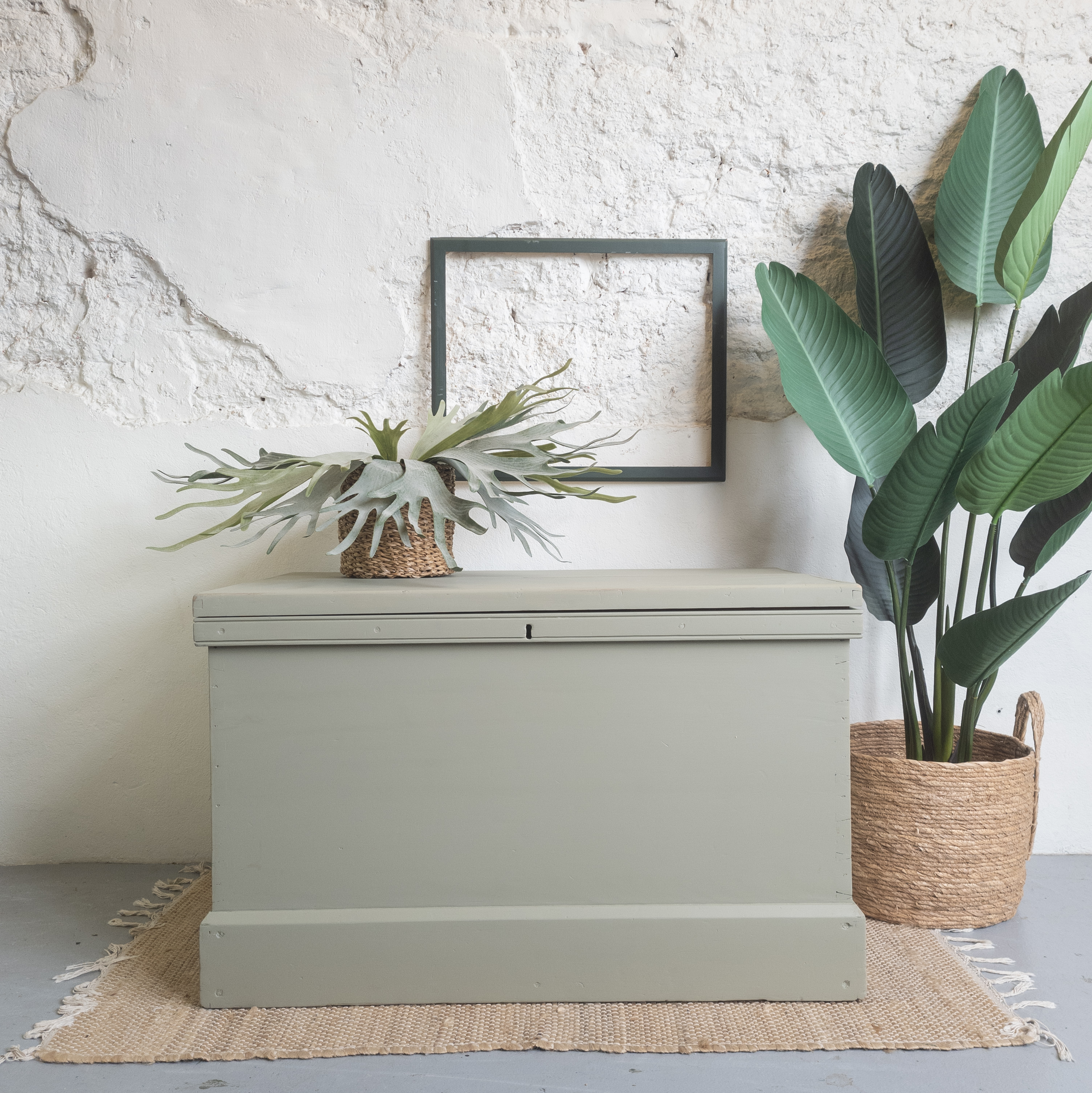 stoere dekenkist opgeknapt met Fusion Mineral Paint Lichen groen. Goed Gestyled brielle.