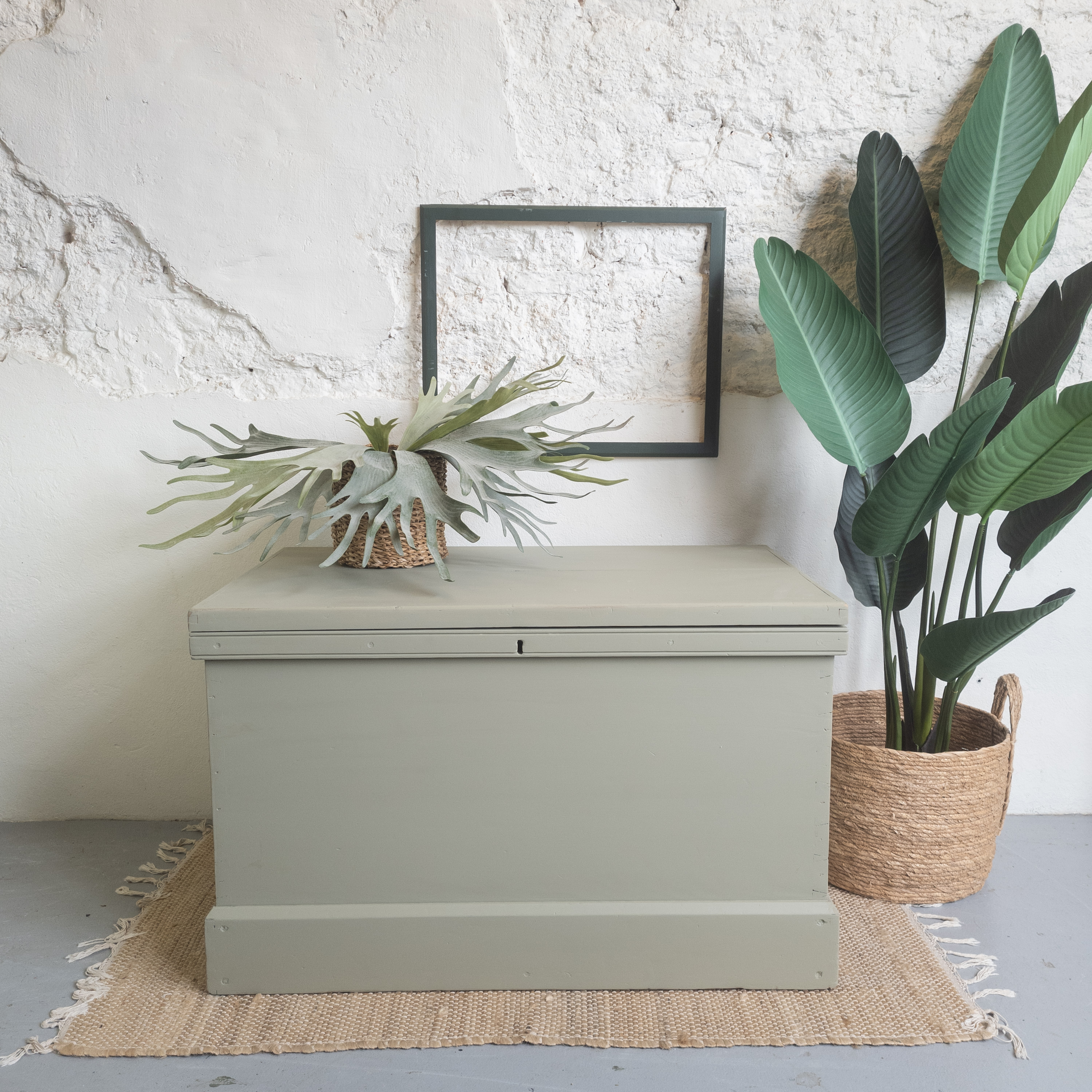 stoere dekenkist opgeknapt met Fusion Mineral Paint Lichen groen. Goed Gestyled brielle.