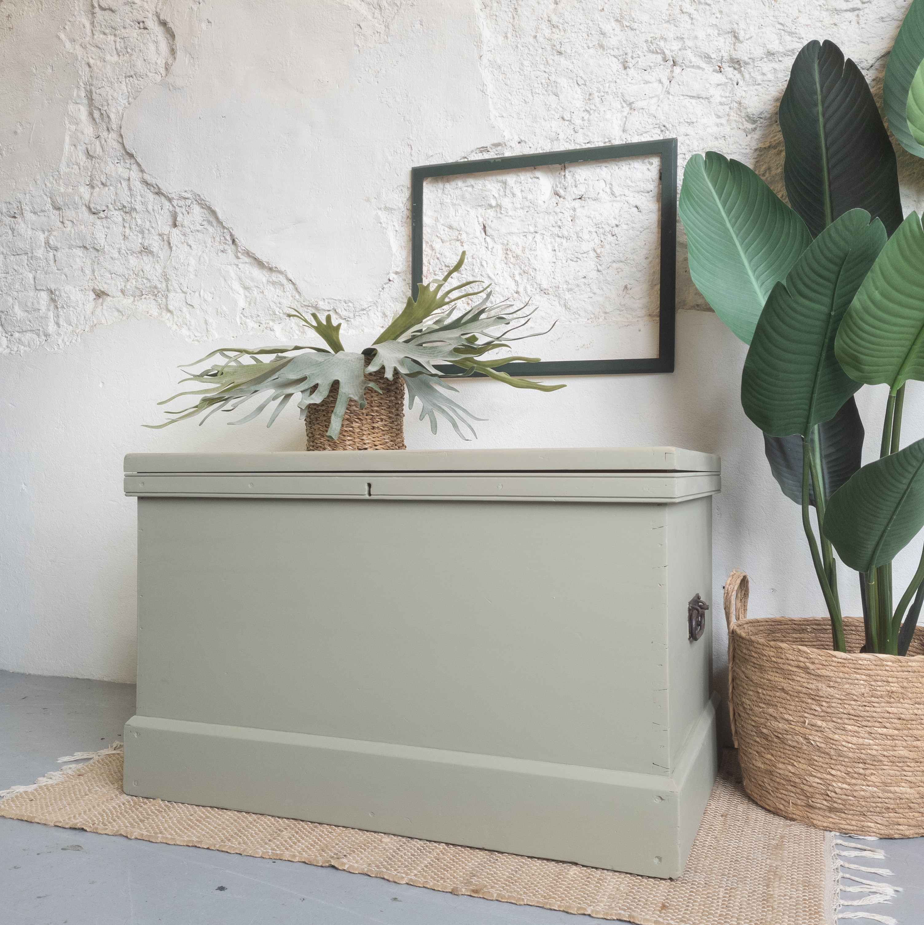 stoere dekenkist opgeknapt met Fusion Mineral Paint Lichen groen. Goed Gestyled brielle.