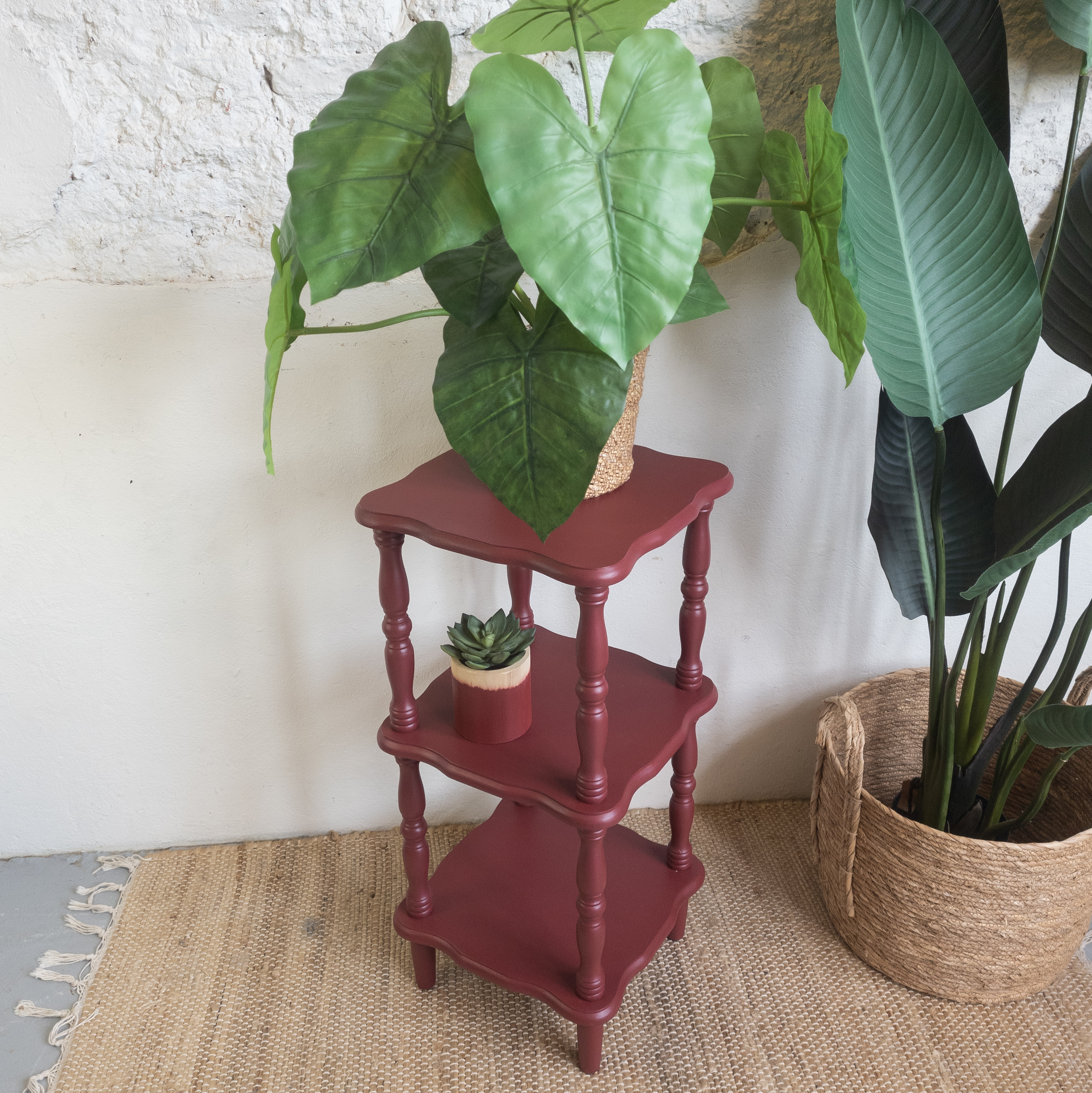 Leuke plantentafel opgeknapt door goed gestyled met Fusion Mineral Paint Cranberry