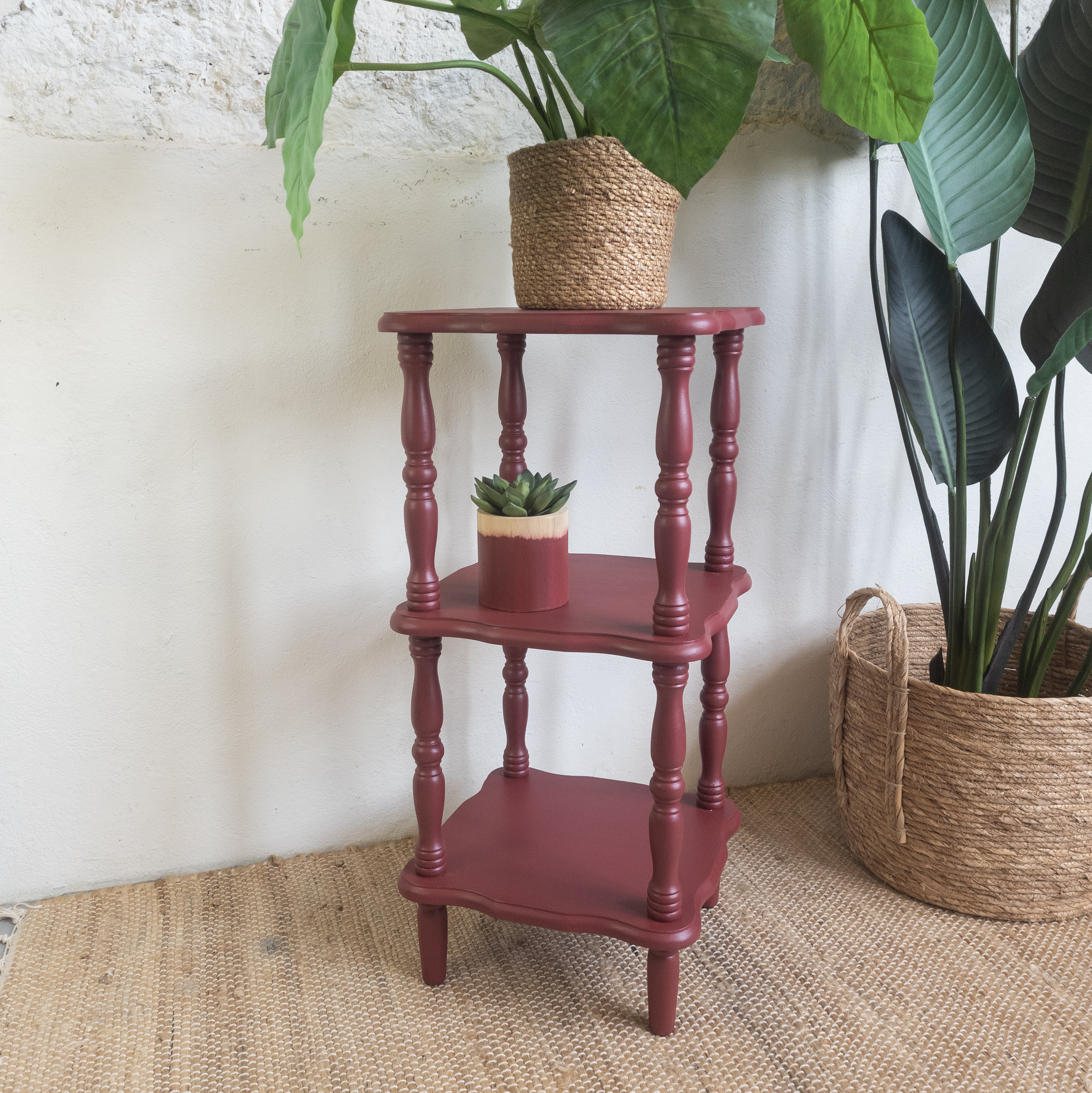 Leuke plantentafel opgeknapt door goed gestyled met Fusion Mineral Paint Cranberry