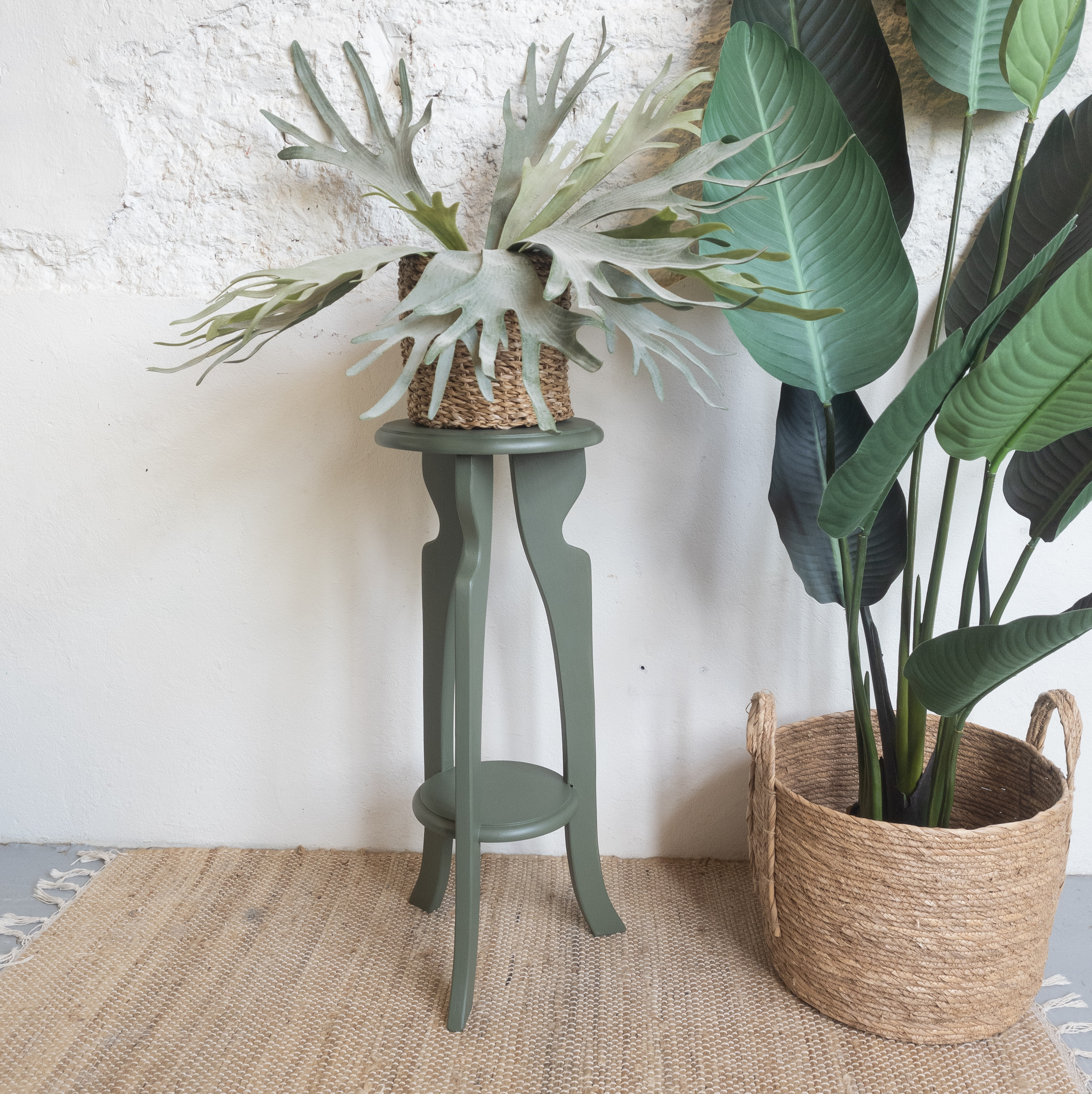 Leuke plantentafel opgeknapt door goed gestyled met Fusion Mineral Paint Bayberry