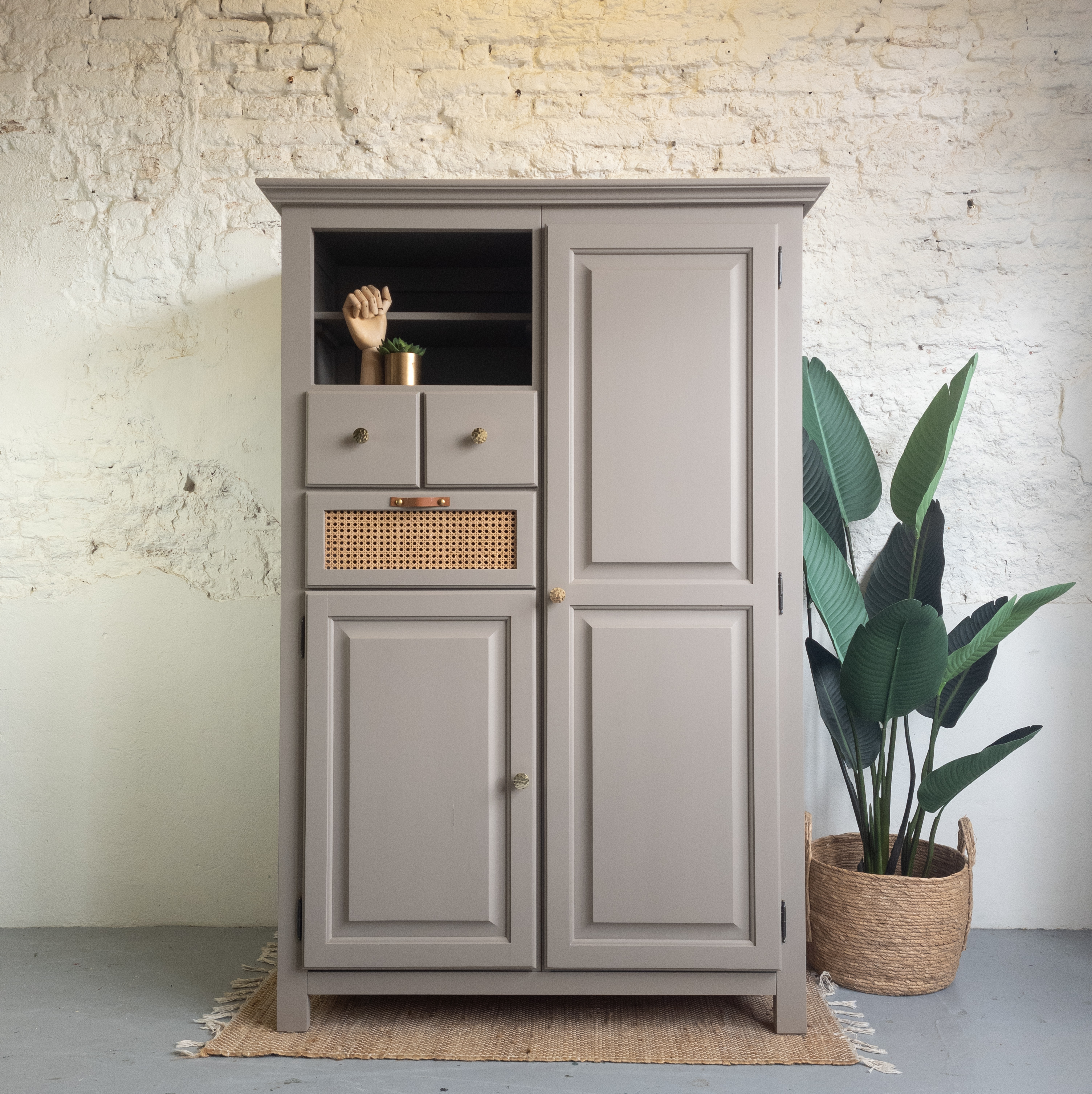 Multifunctionele kast opgeknapt door goed gestyled met Fusion Mineral Paint in de taupe kleur Algonquin