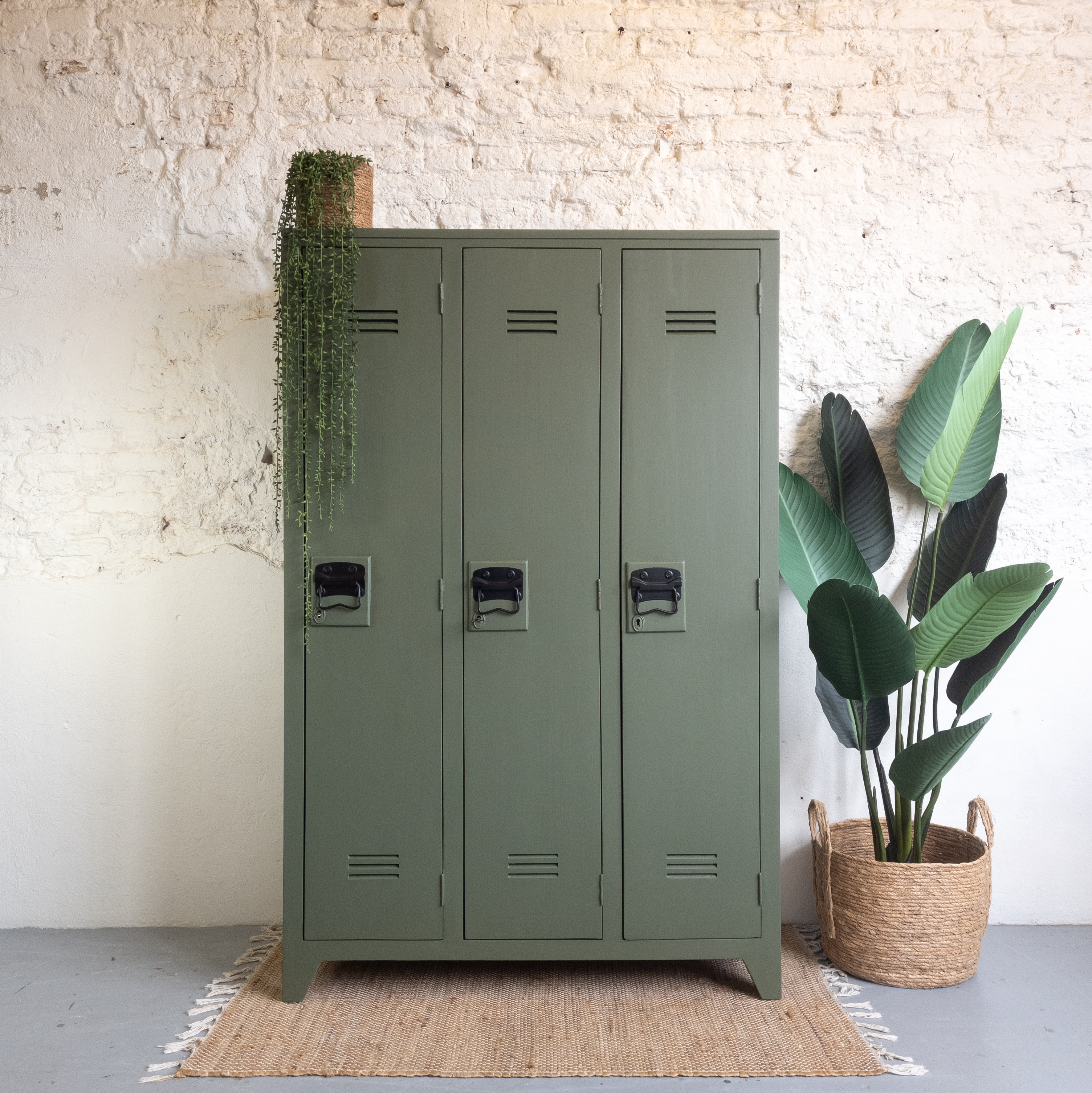 Stoere lockerkast geschilderd in de groene tint Bayberry van Fusion. Opgeknapt door Goed Gestyled uit Brielle.