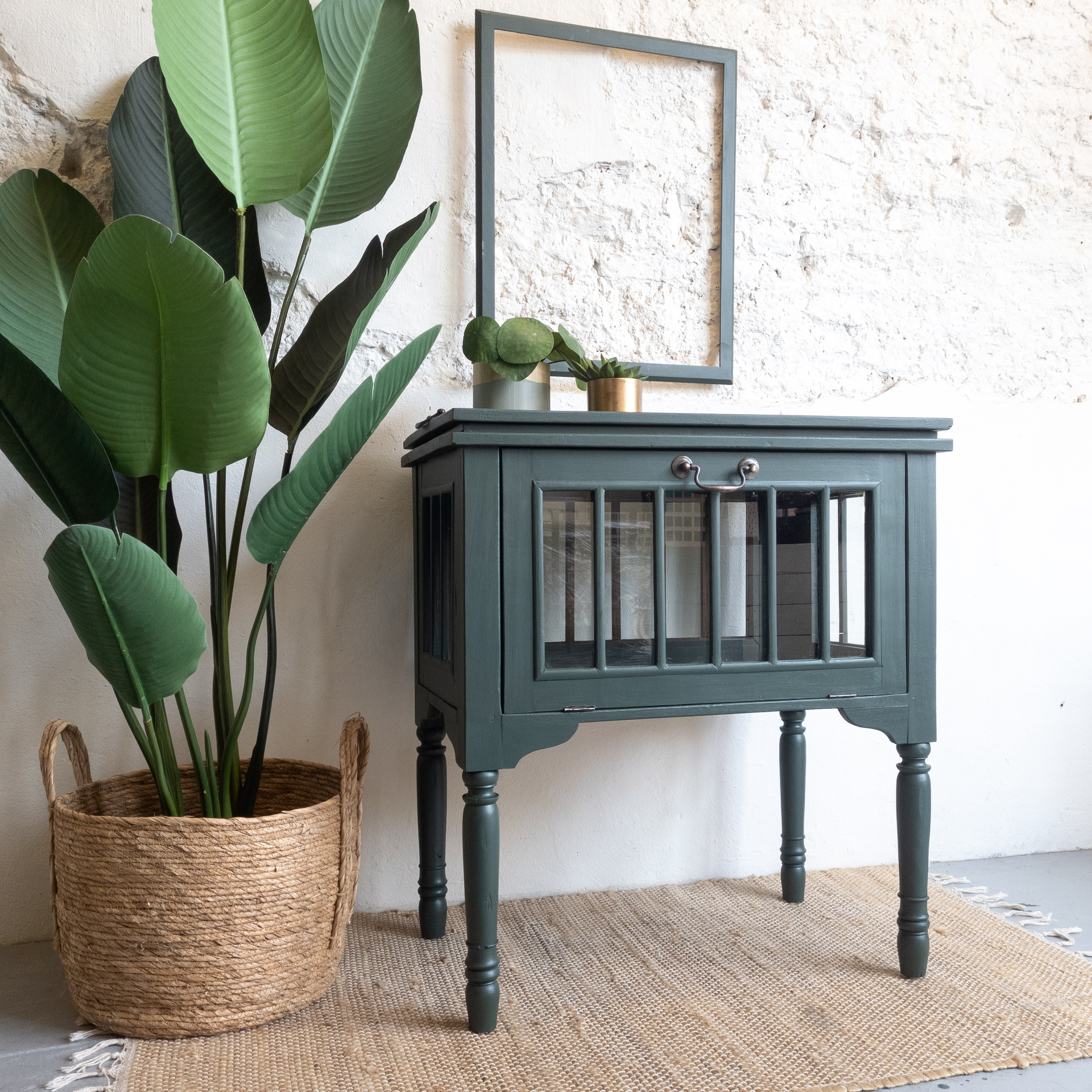 Prachtig theekastje opgeknapt door  Goed Gestyled met Fusion Mineral Paint. Het theekastje heeft de kleur Manor Green gekrege