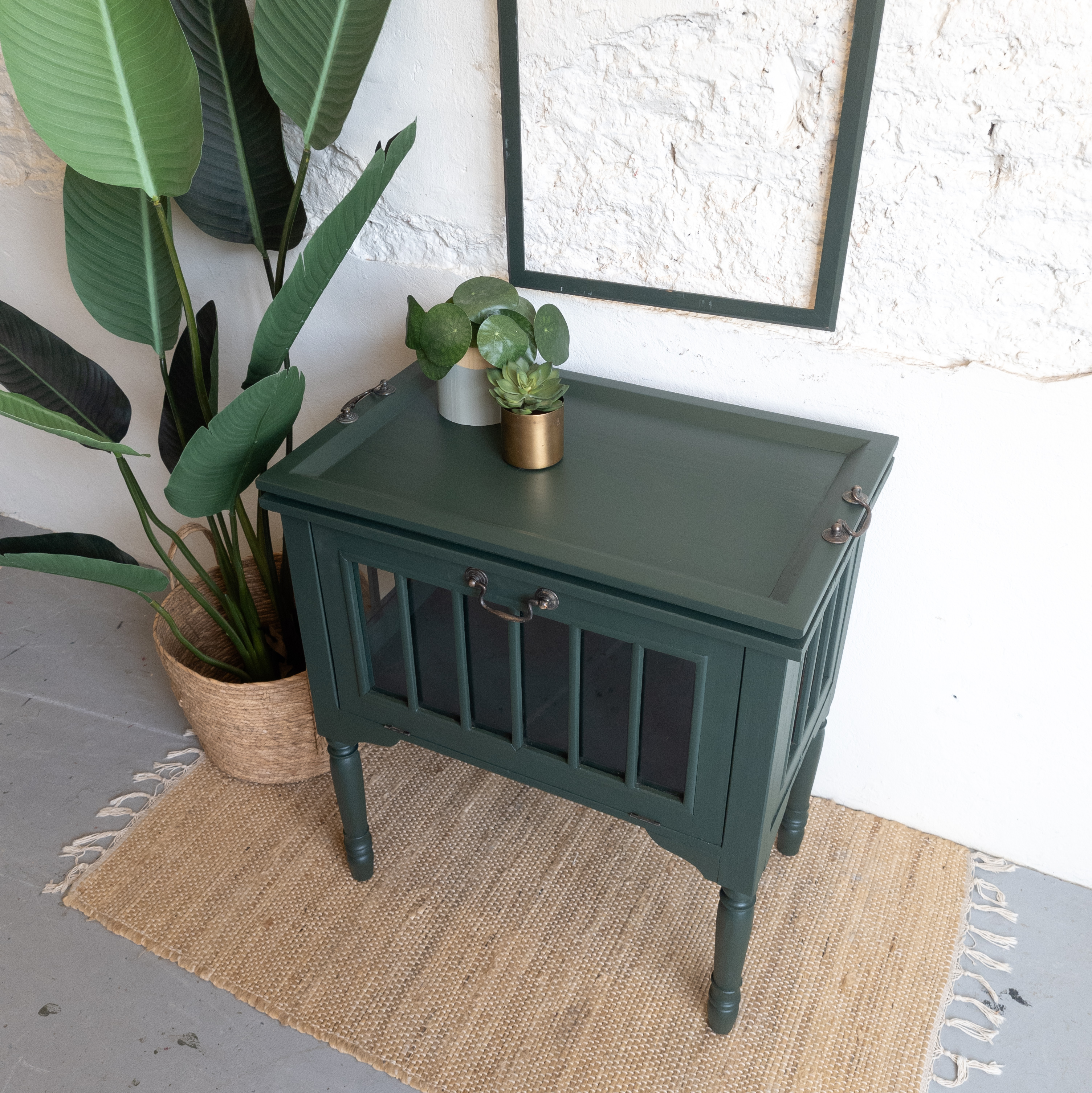 Prachtig theekastje opgeknapt door  Goed Gestyled met Fusion Mineral Paint. Het theekastje heeft de kleur Manor Green gekrege