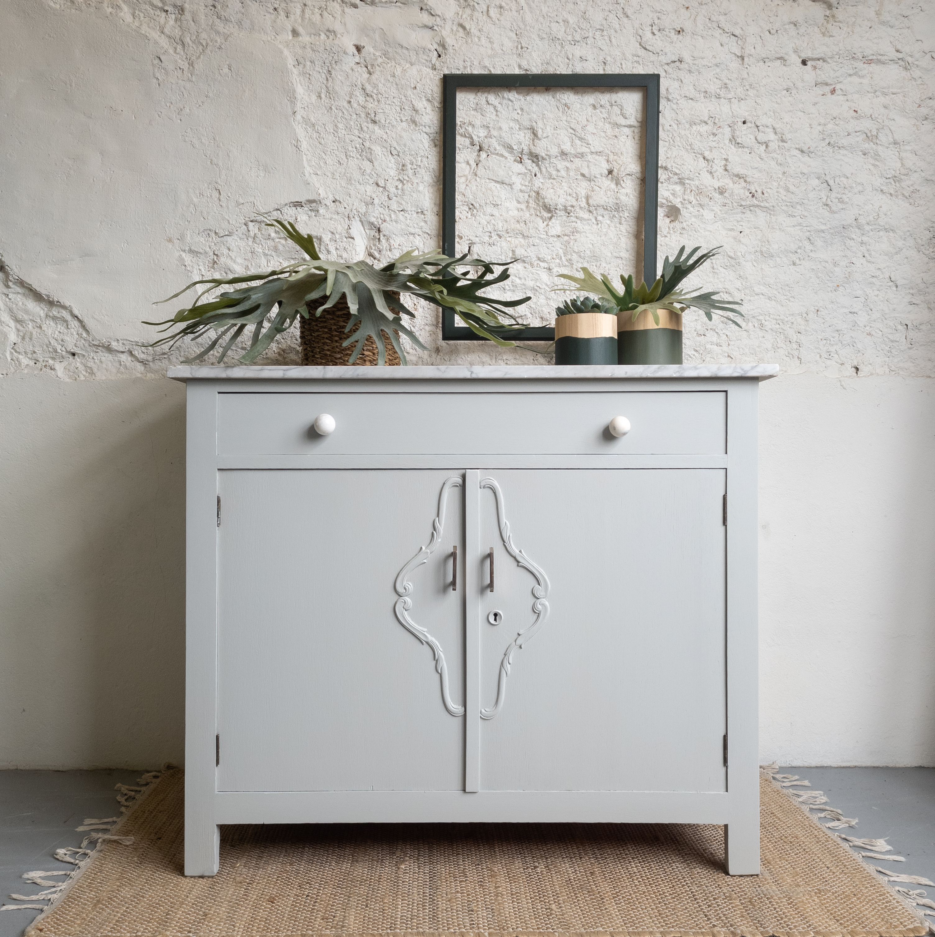 Dressoir pebble met marmerblad. opgeknapt door Goed Gestyled Brielle met Fusion Mineral Paint