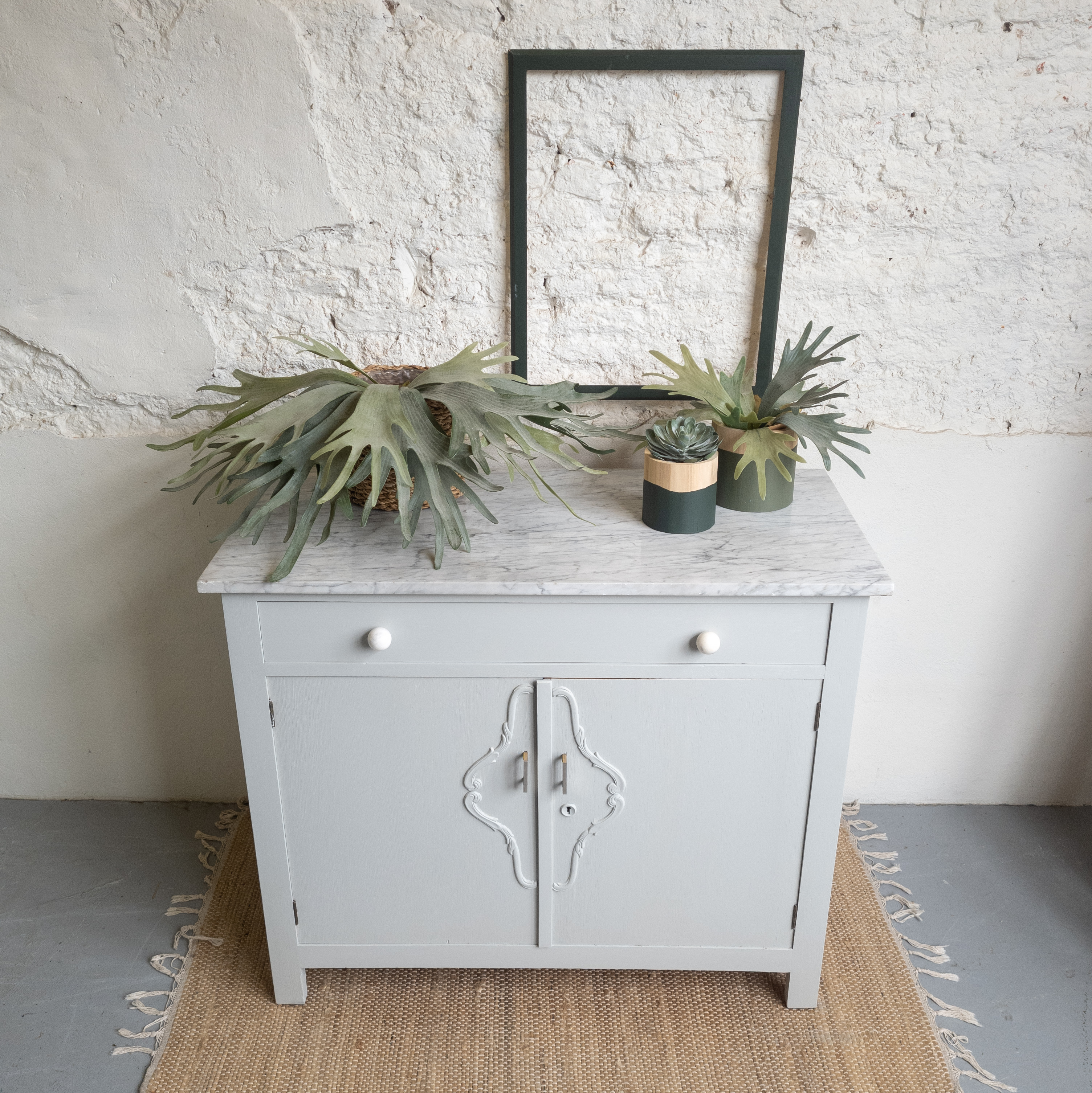 Dressoir pebble met marmerblad. opgeknapt door Goed Gestyled Brielle met Fusion Mineral Paint