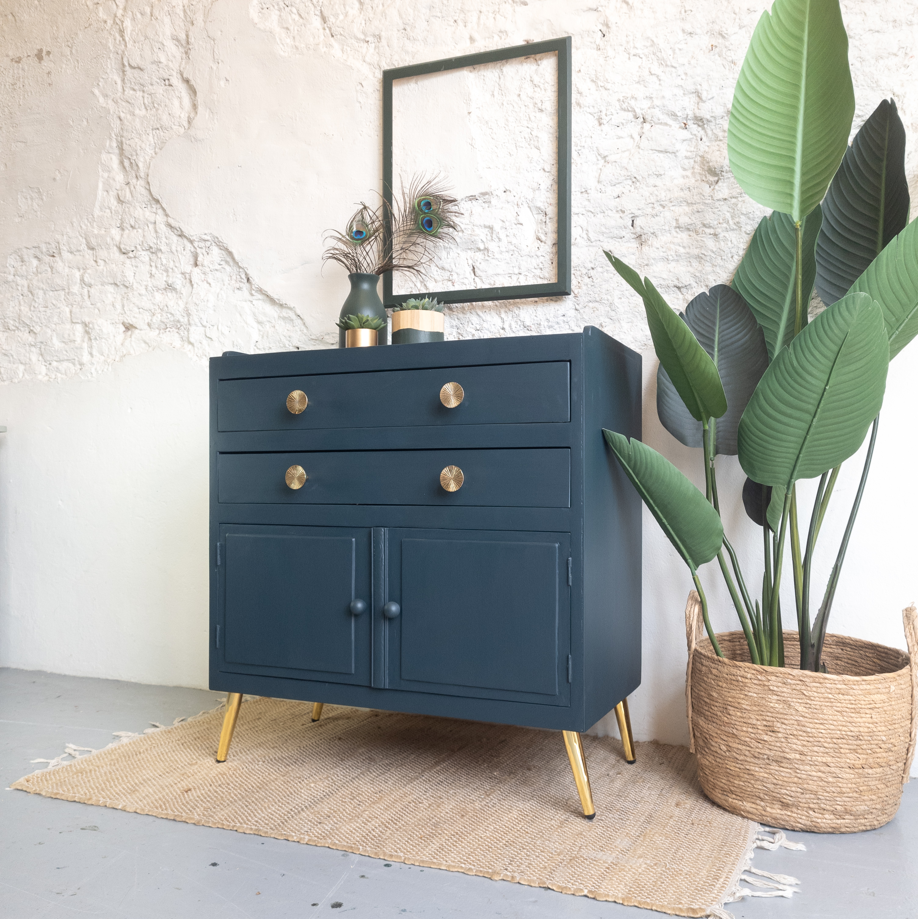 dressoir commode geschilderd met Fusion mineral paint in de blauwe kleur chestler. goud accenten