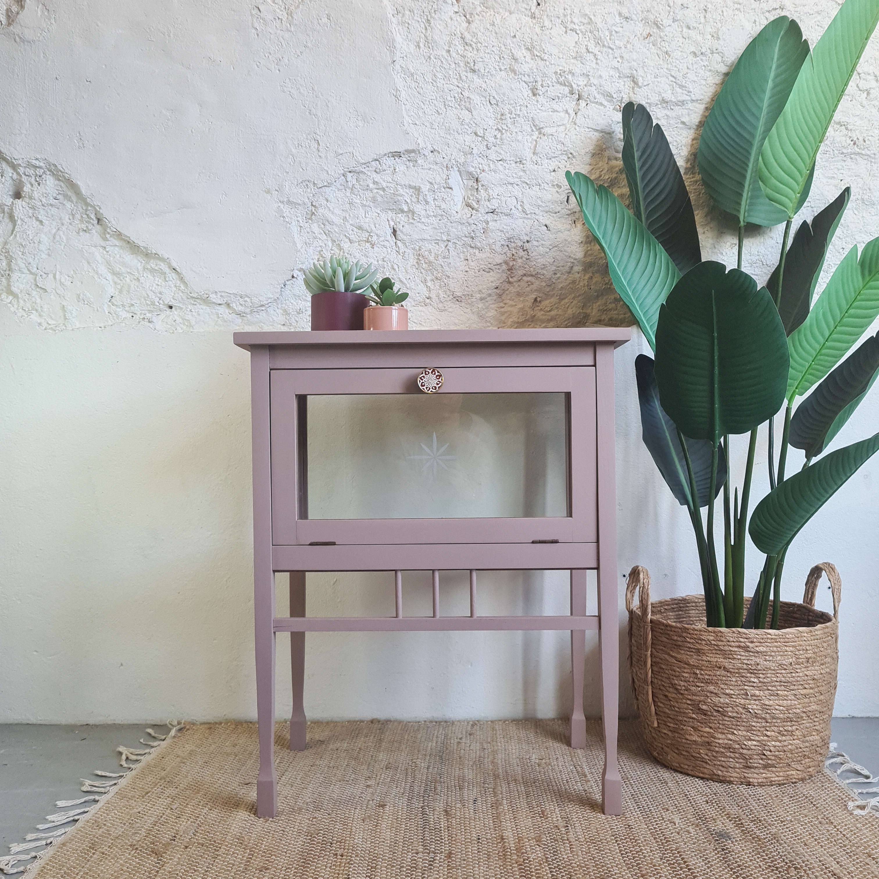 Prachtig theekastje opgeknapt door  Goed Gestyled met Fusion Mineral Paint. Het theekastje heeft de oud roze kleur Damask gek