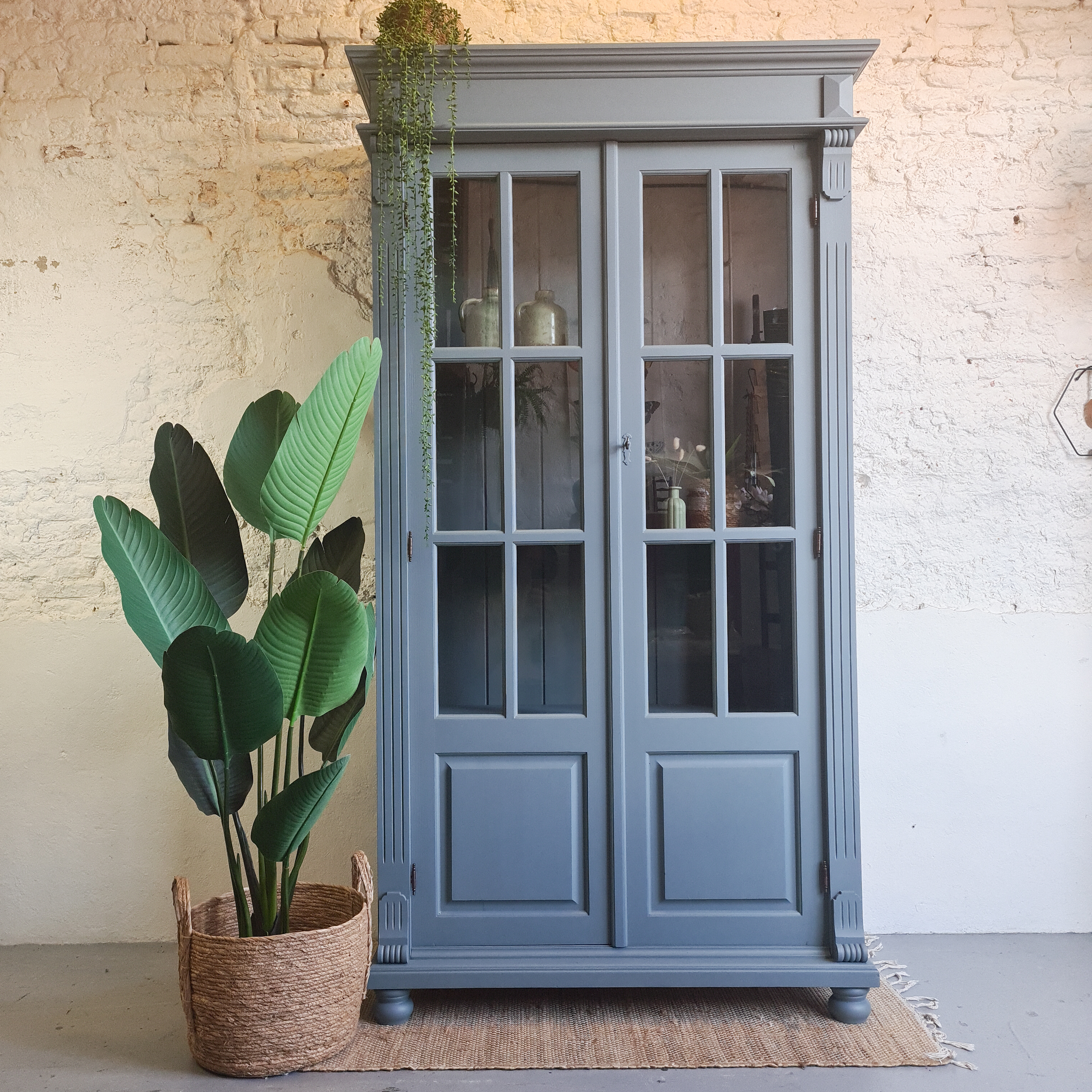 Prachtige buffetkast vitrinekast geschilderd met Fusion Mineral paint Blue Pine Blauw. Goed Gestyled Brielle