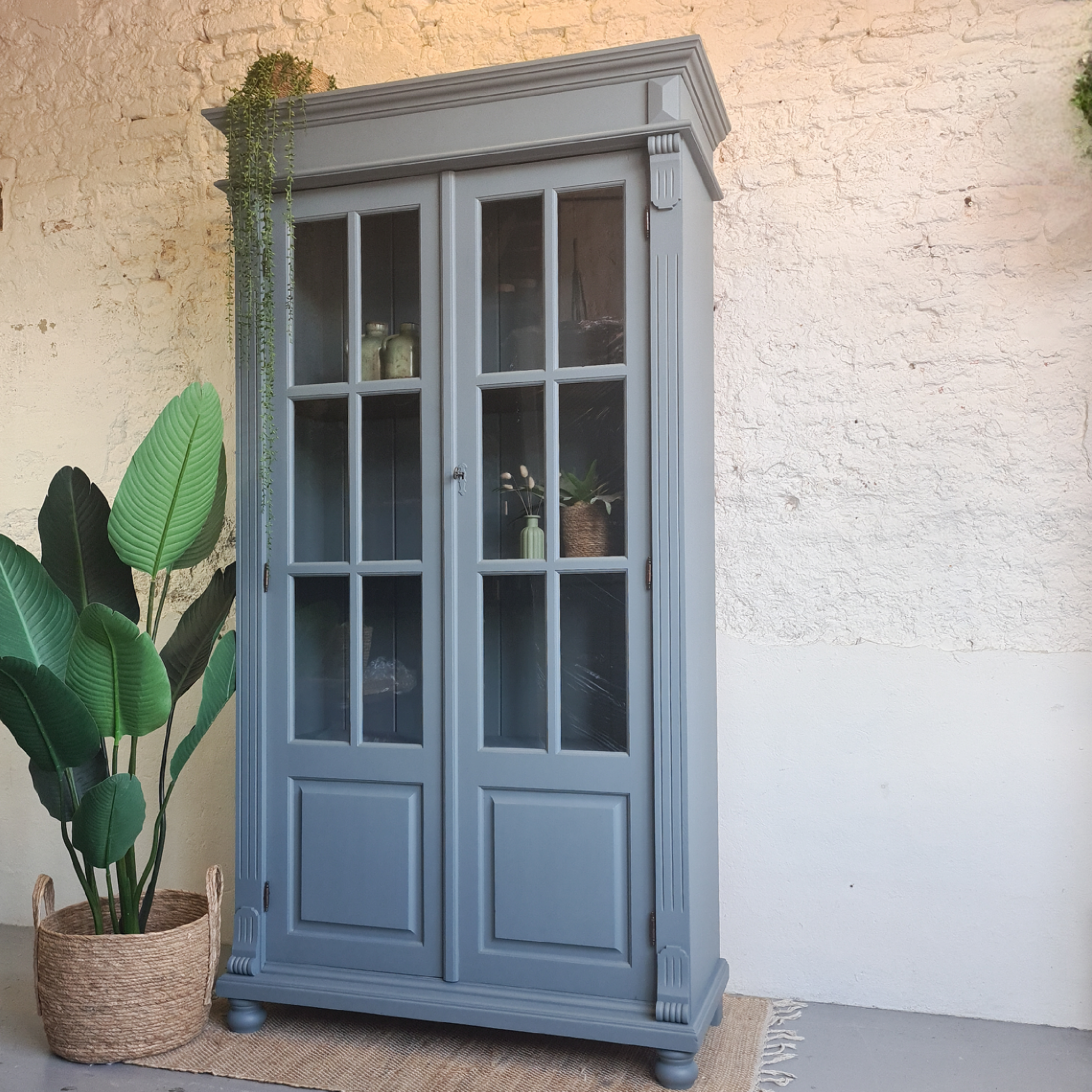 Prachtige buffetkast vitrinekast geschilderd met Fusion Mineral paint Blue Pine Blauw. Goed Gestyled Brielle