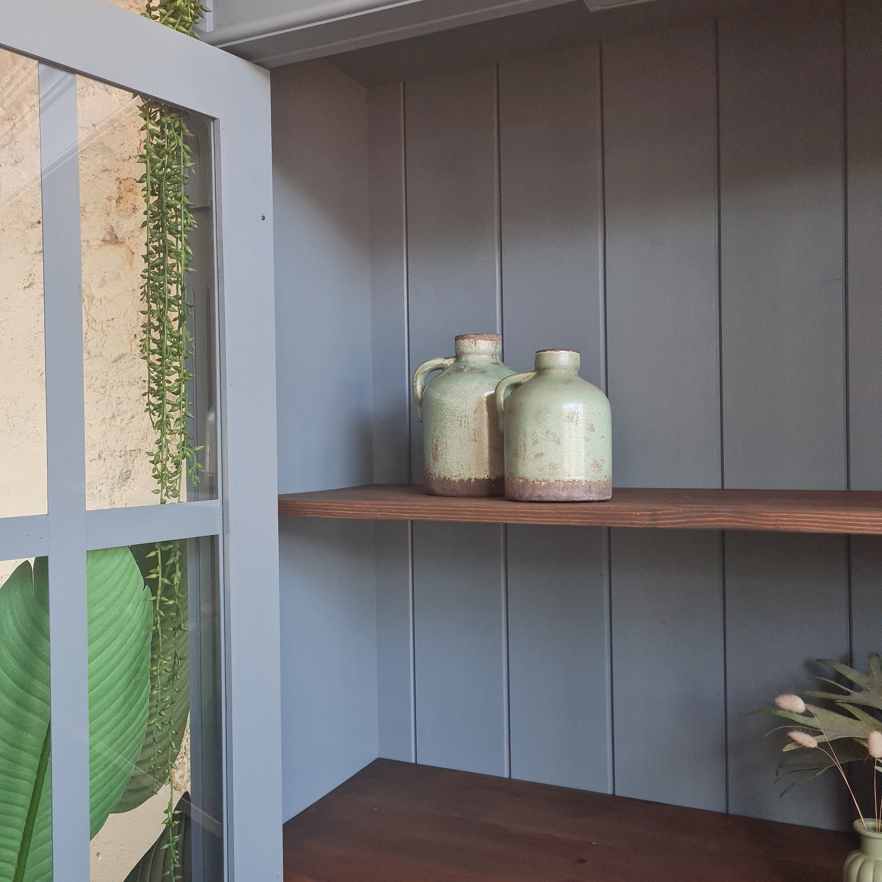 Prachtige buffetkast vitrinekast geschilderd met Fusion Mineral paint Blue Pine Blauw. Goed Gestyled Brielle