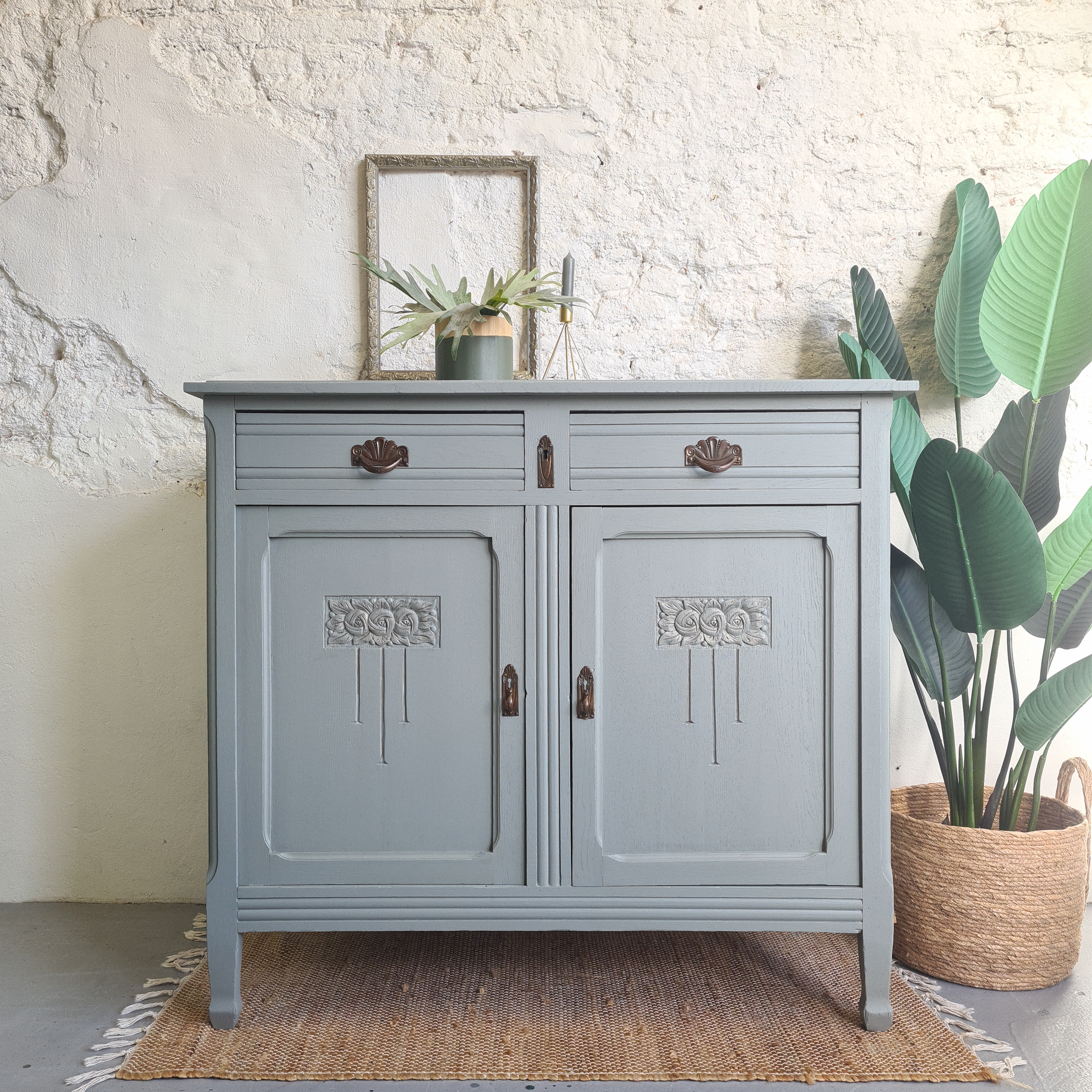 dressoir commode geschilderd met Fusion mineral paint in de kleur Newell. goud accenten