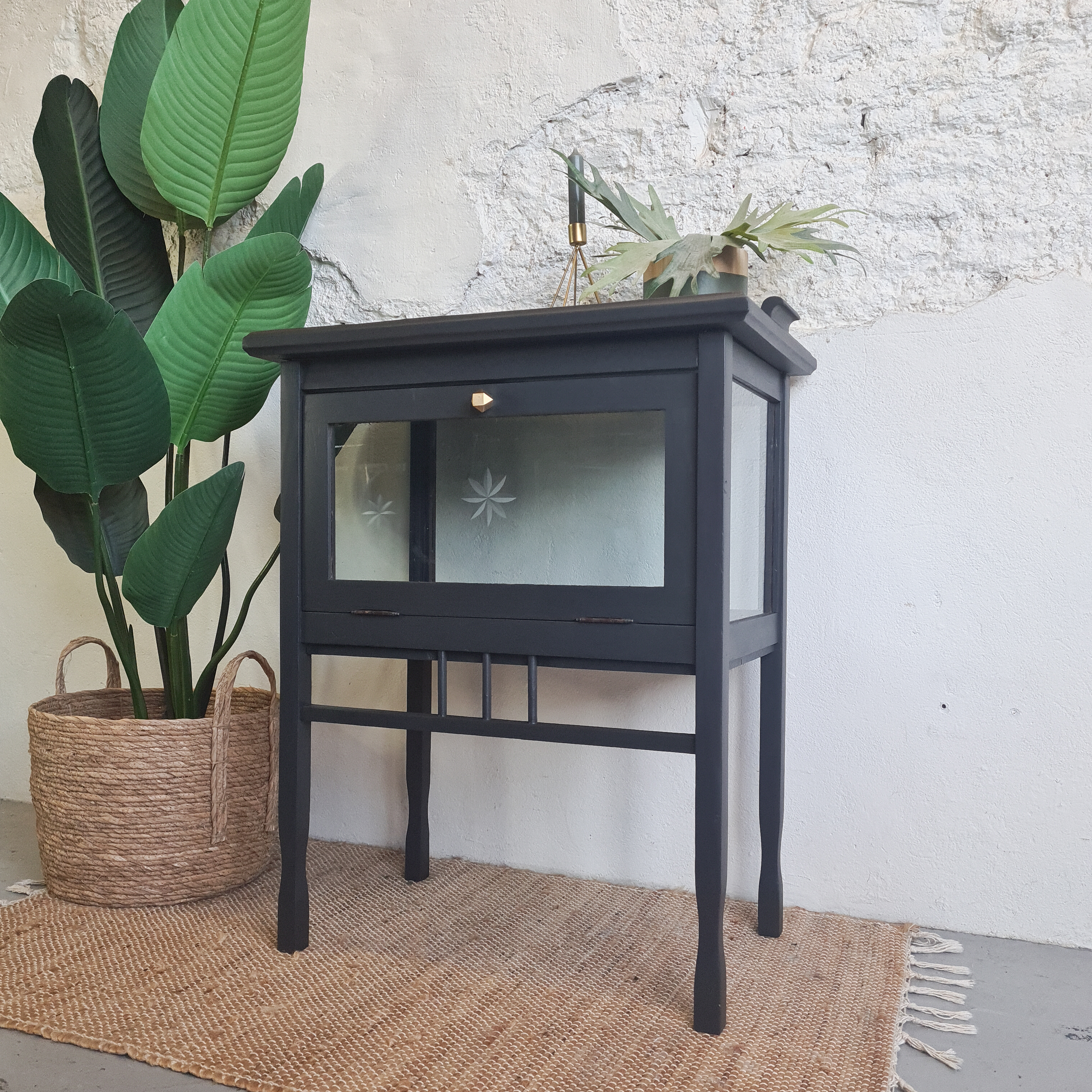 Prachtig theekastje opgeknapt door  Goed Gestyled met Fusion Mineral Paint. Het theekastje heeft de off-black Cast Iron gekre