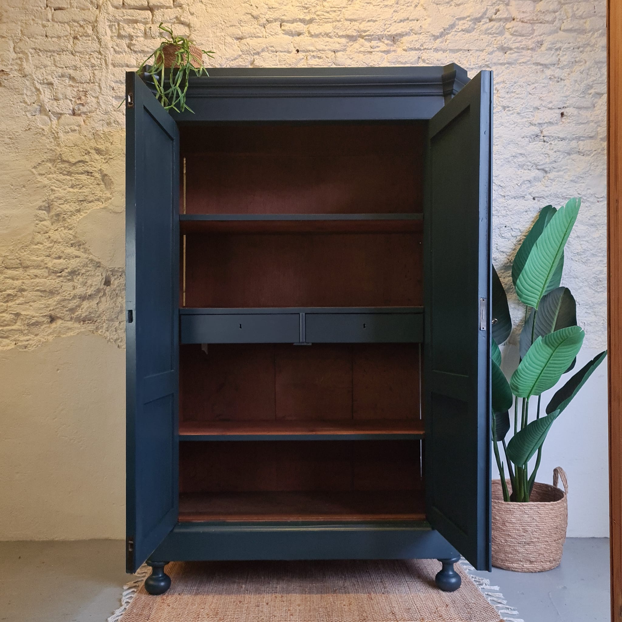 biedermeier meidenkast kast Chestler warme blauwe tint Fusion Mineral Paint matte verf Goed Gestyled Brielle