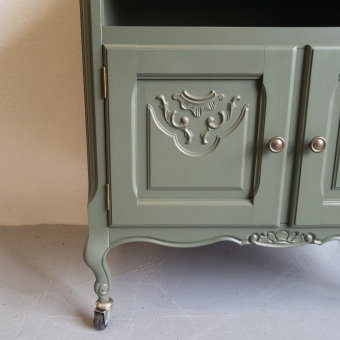 Frans kastje op wielen Bayberry fusion mineral paint goed gestyled Brielle met dry brush metallic bronze
