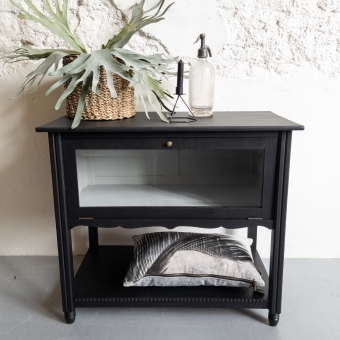 Theekastje mat zwart coal black goed gestyled brielle Fusion Mineral Paint. De binnenkant is pebble