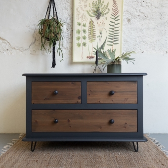 stoere ladekast opgeknapt met Fusion Mineral Paint Ash Goed Gestyled brielle. stain and finising oil cappuccino