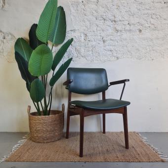Vintage stoel opgeknapt door goed gestyled met fusion mineral paint kleur Manor Green en Hempoil. goed gestyled voorne aan ze